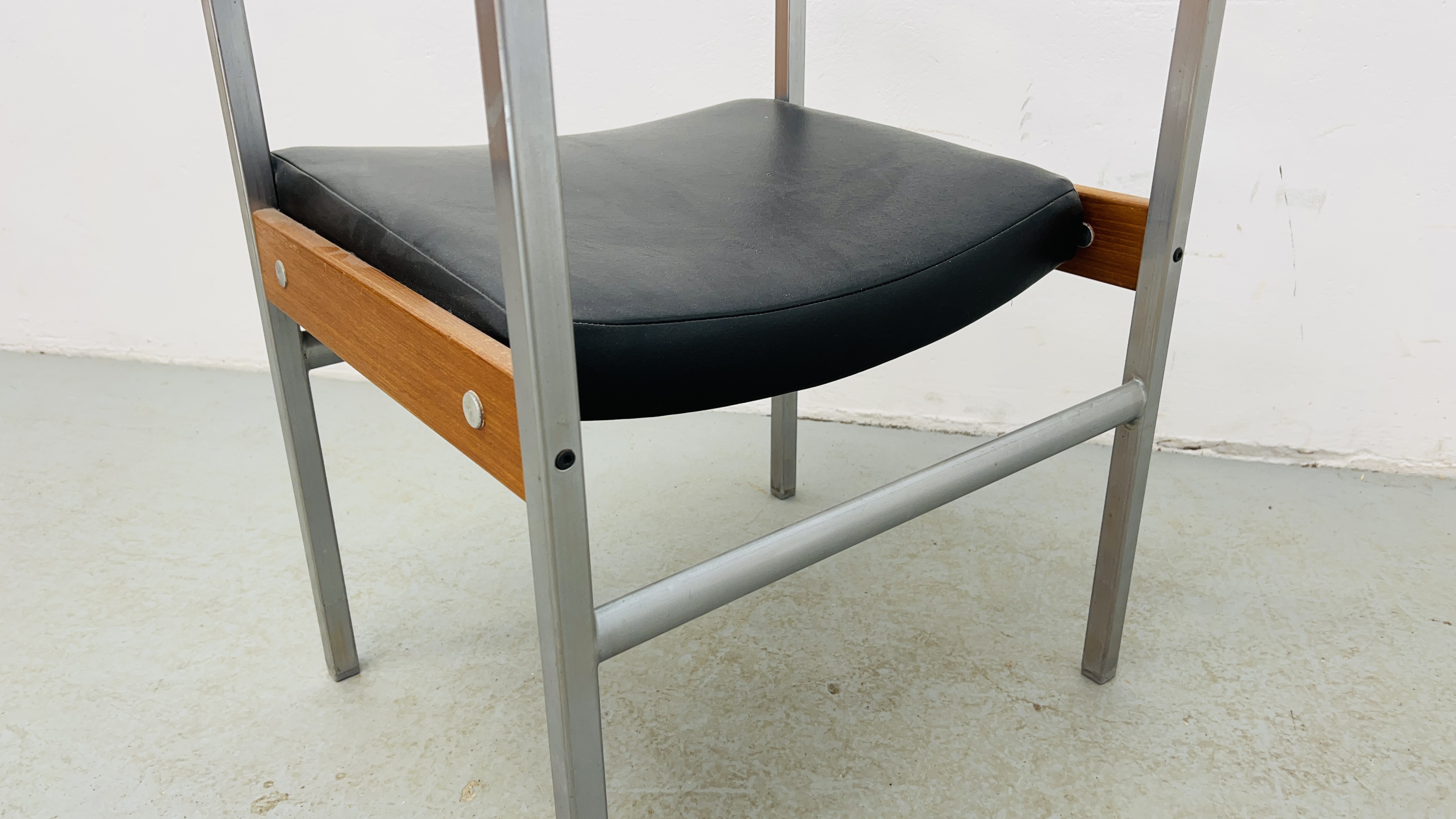 A MID CENTURY METAL FRAMED ELBOW CHAIR. - Image 8 of 8