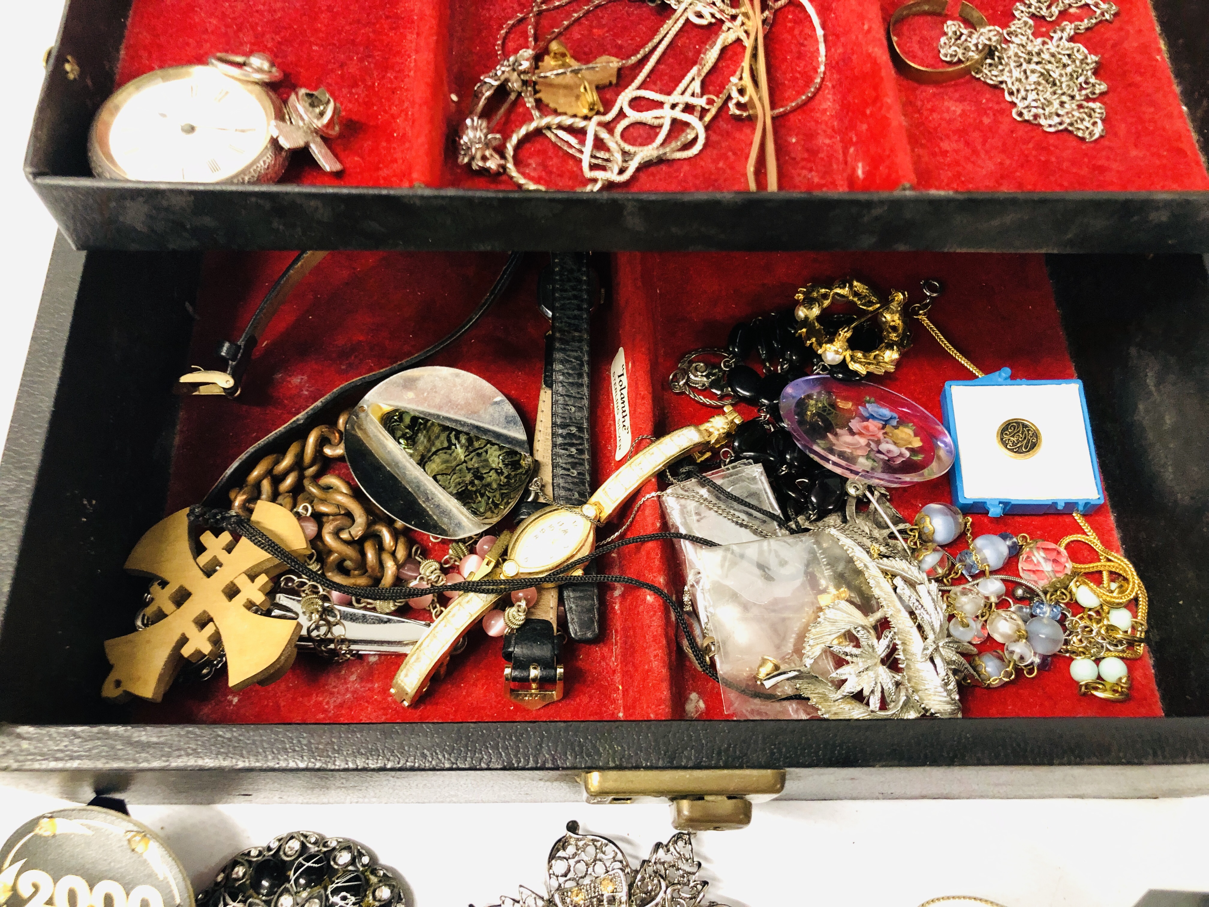 JEWELLERY BOX CONTAINING MIXED SILVER AND COSTUME JEWELLERY TO INCLUDE SILVER CHARM BRACELET, - Image 7 of 9