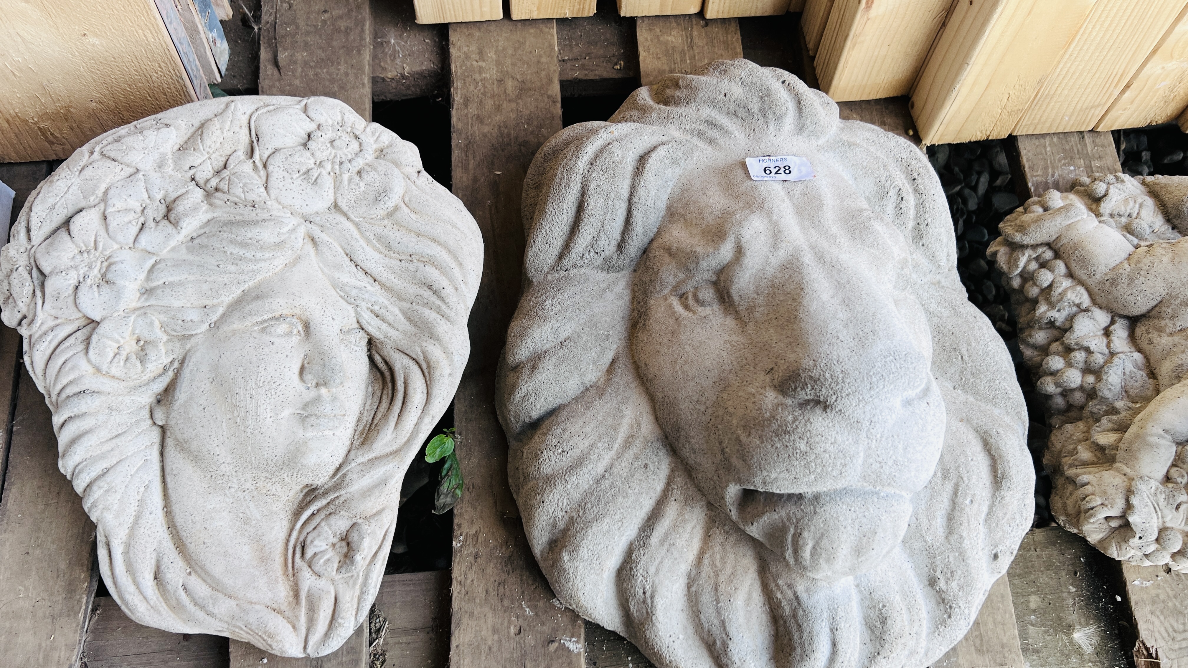 A COLLECTION OF STONEWORK GARDEN FEATURES TO INCLUDE LION HEAD MASK, DECO WALL POCKET, - Bild 2 aus 3