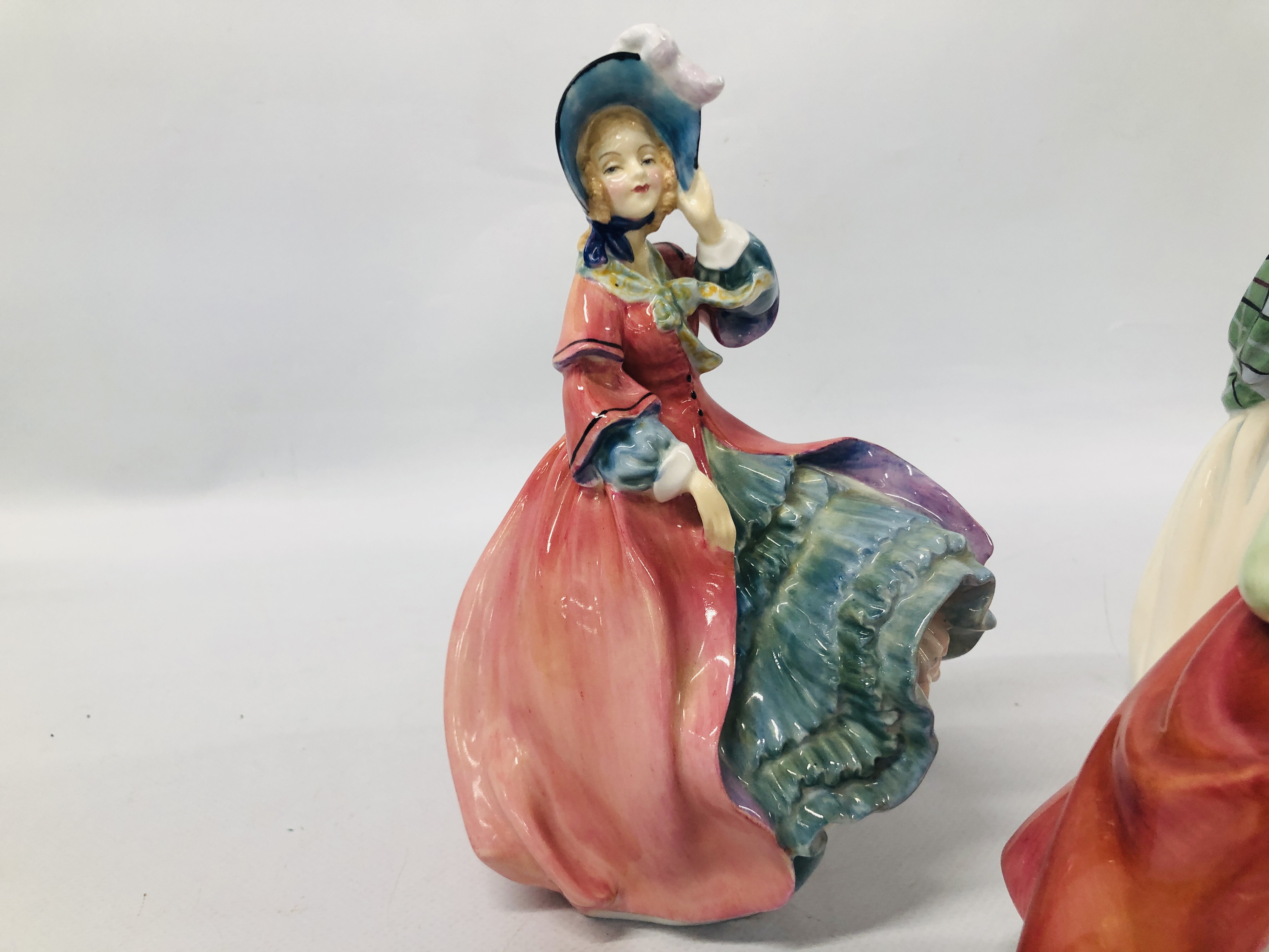3 X ROYAL DOULTON FIGURINES TO INCLUDE FLOWER OF SCOTLAND HN4240 (LOSS TO THUMB), - Image 3 of 7