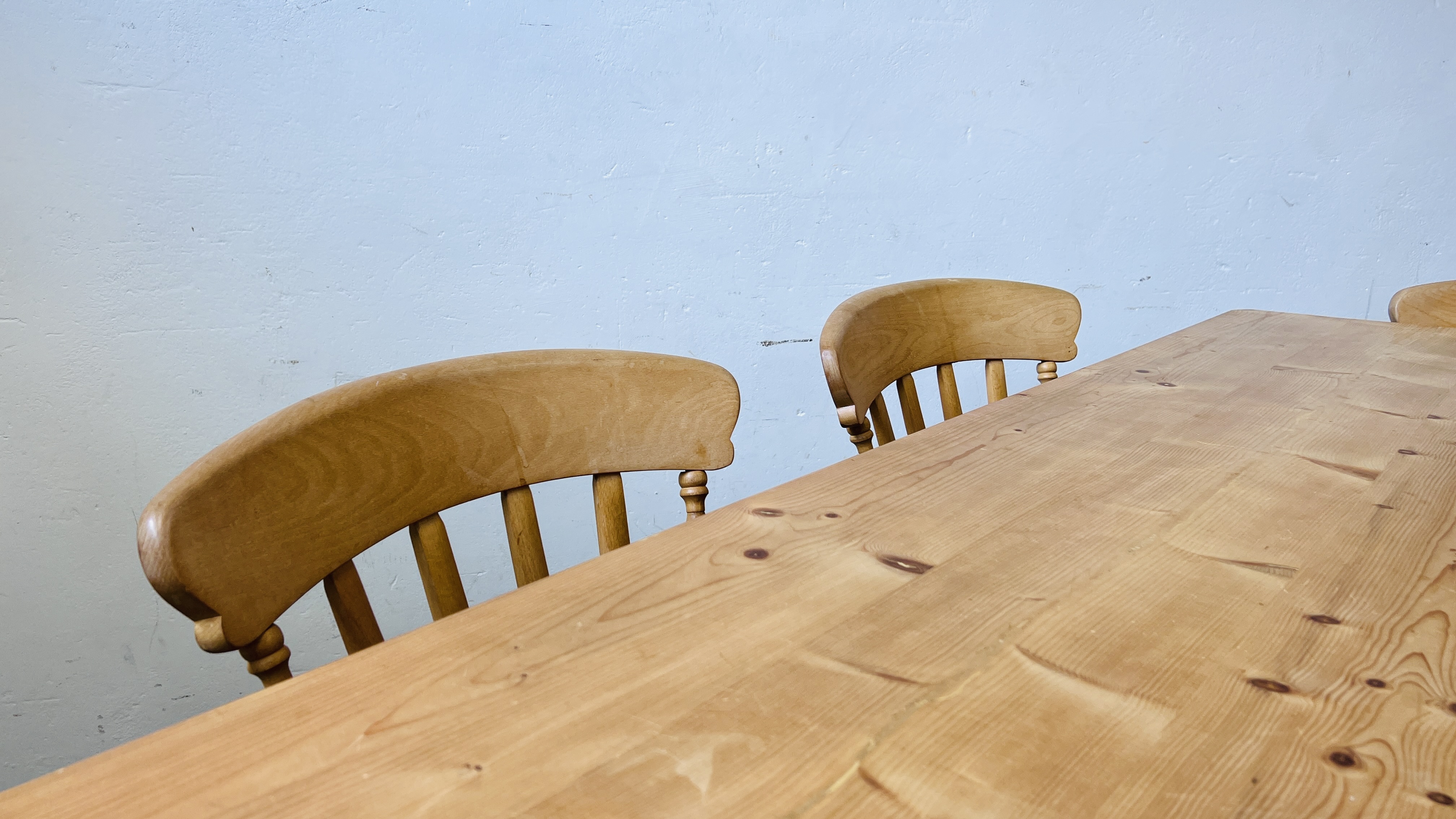 A HEAVY SOLID PINE FARMHOUSE KITCHEN TABLE ON TURNED LEG WITH DRAWER TO END W 90CM, - Bild 7 aus 15