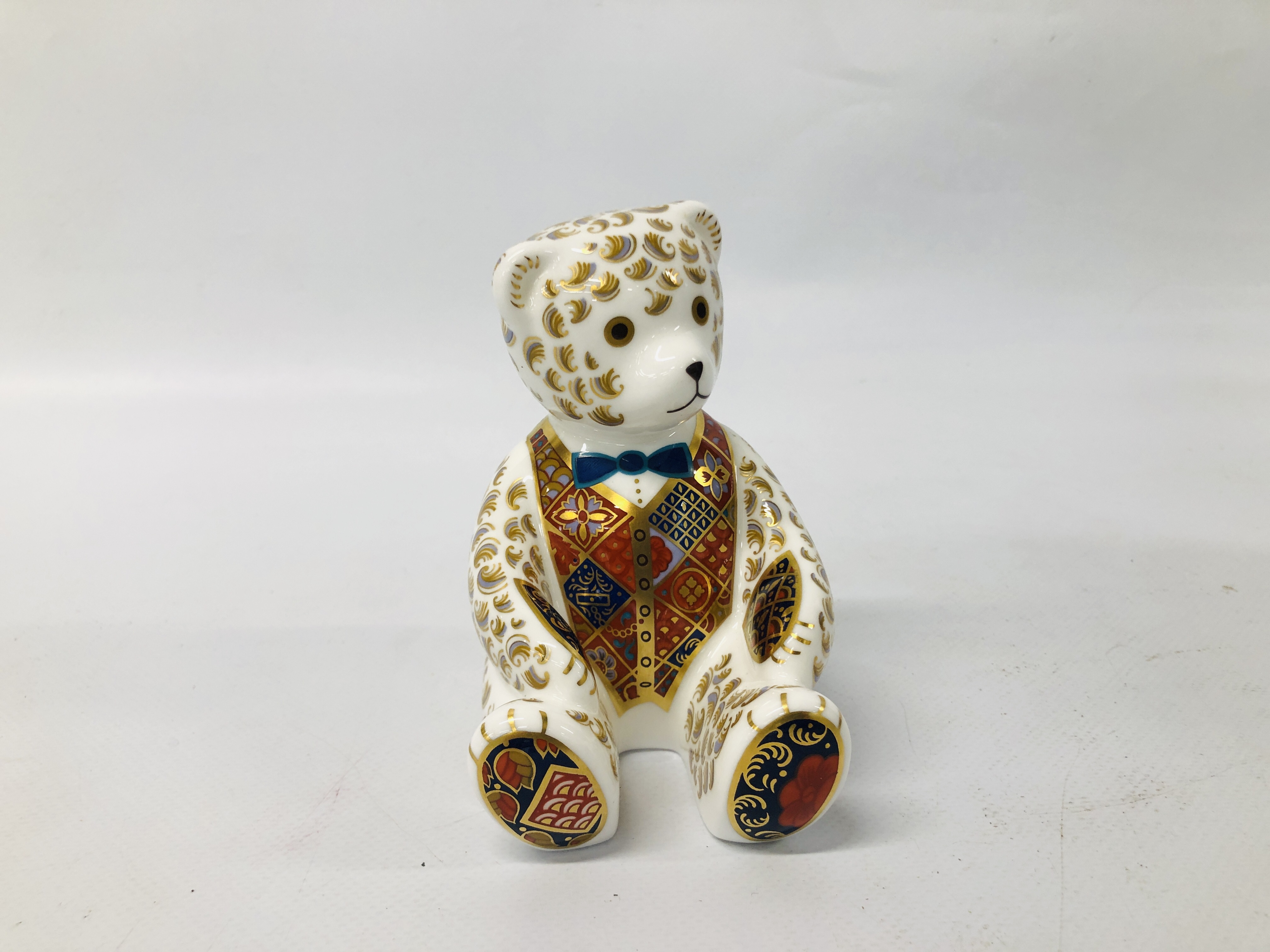 ROYAL CROWN DERBY TEDDY BEAR PAPERWEIGHT IN ORIGINAL BOX AND A ROYAL DOULTON WALT DISNEY "SNOW - Image 8 of 8