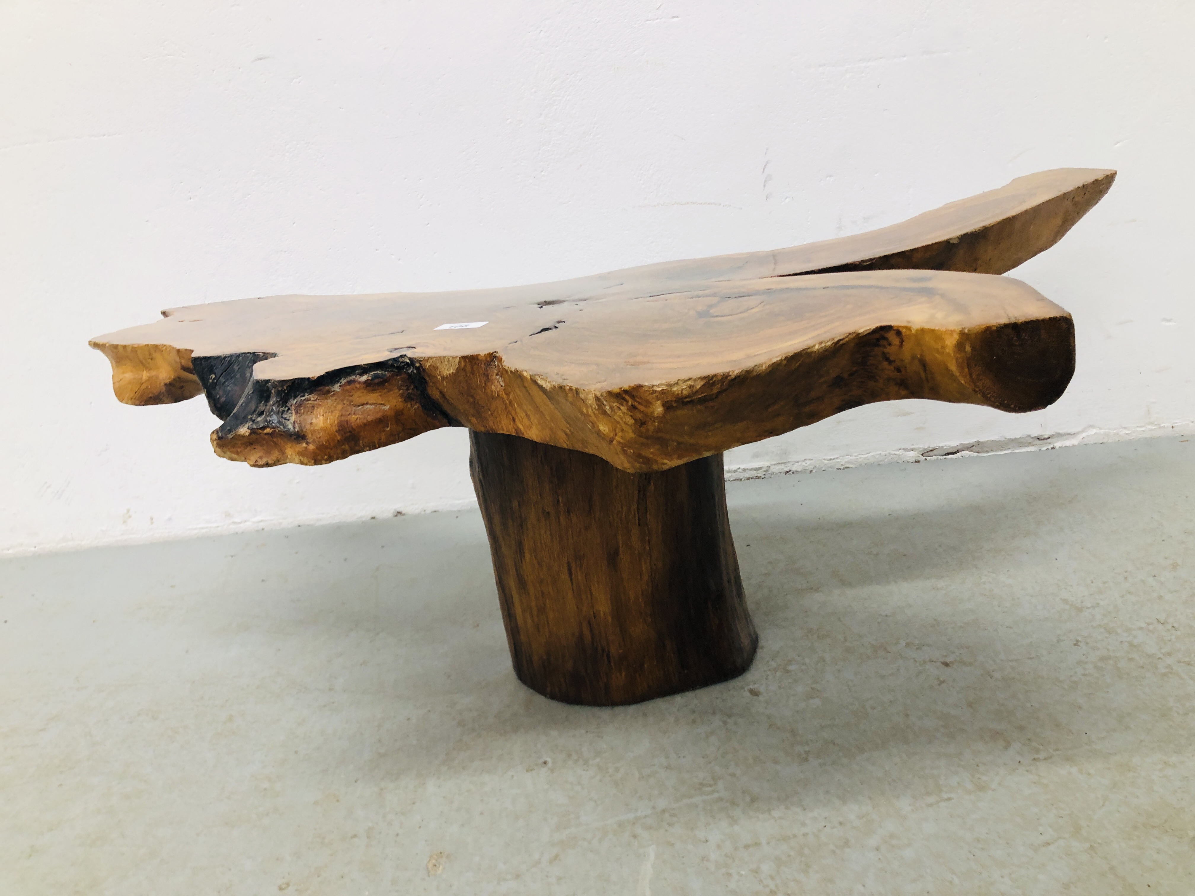 A STAINED WOOD SLAB COFFEE TABLE STANDING ON SINGLE PEDESTAL LOG W 102CM, D 54CM, H 33CM. - Bild 3 aus 4