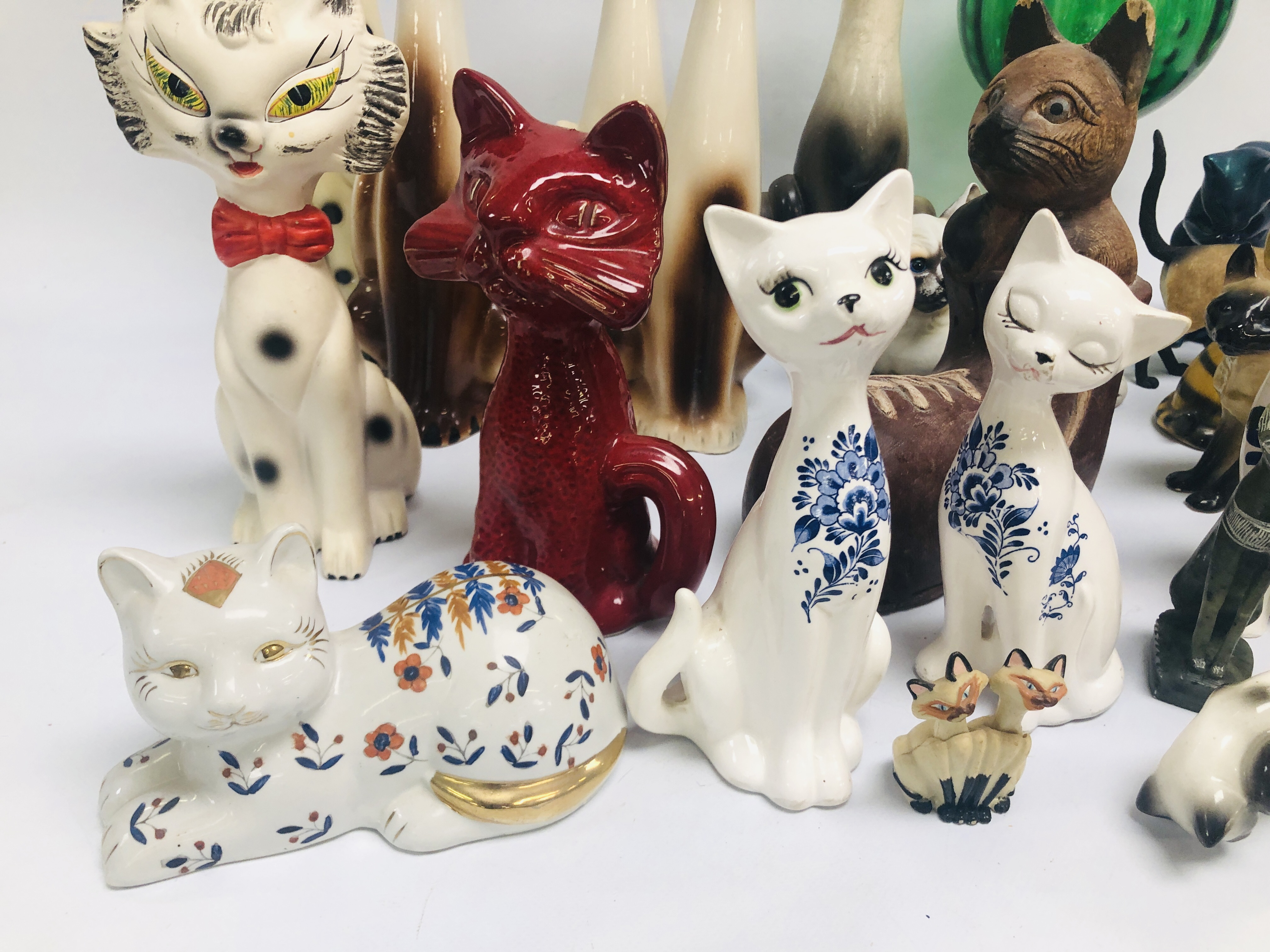 COLLECTION OF MIXED ORNAMENTS TO INCLUDE COOPER CRAFT, POTTERY, PLANTER, GLASS EYES, ETC. - Image 2 of 9