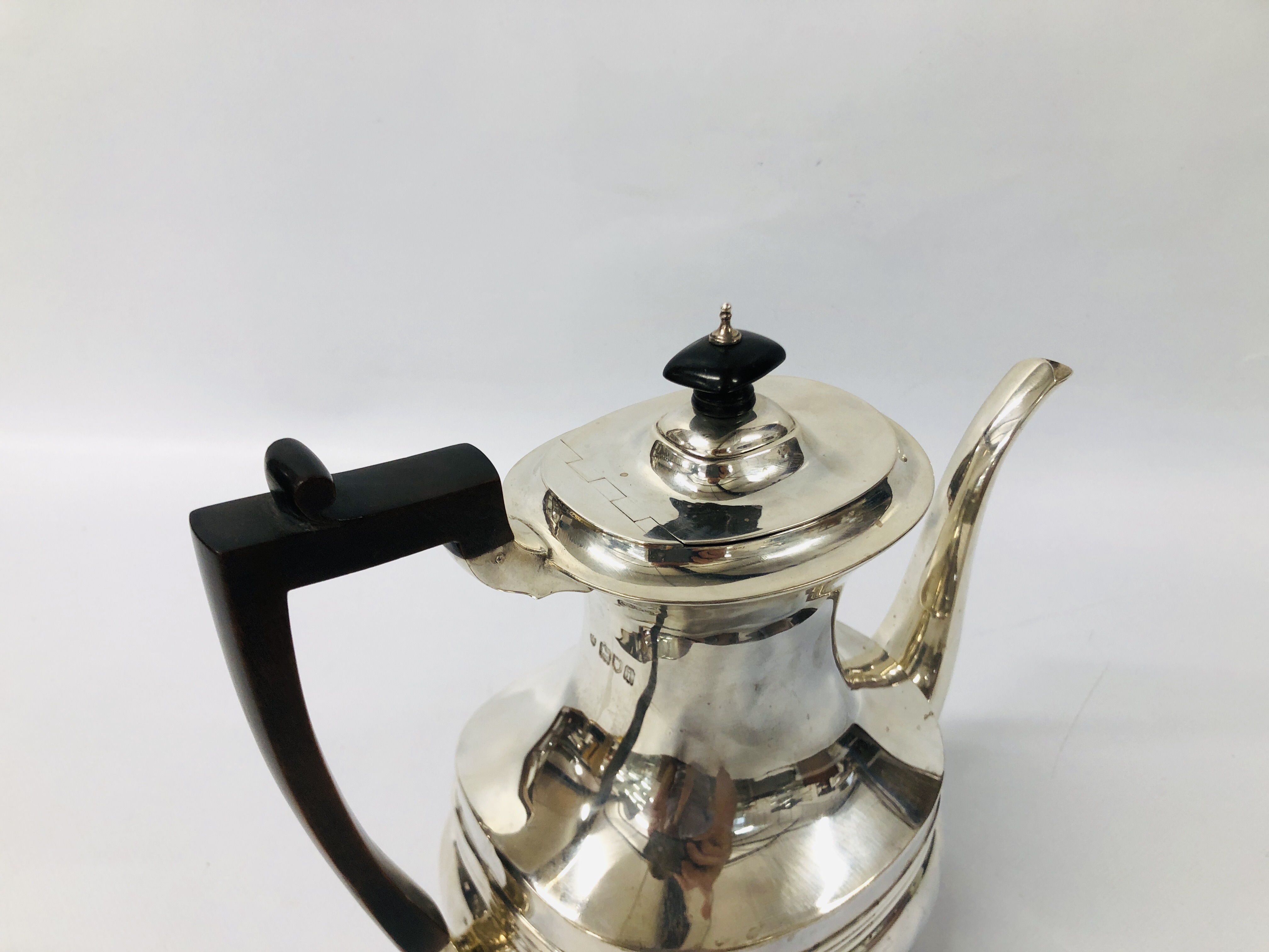 AN EDWARDIAN SILVER COFFEE POT, BARNARD, LON. - Image 8 of 15