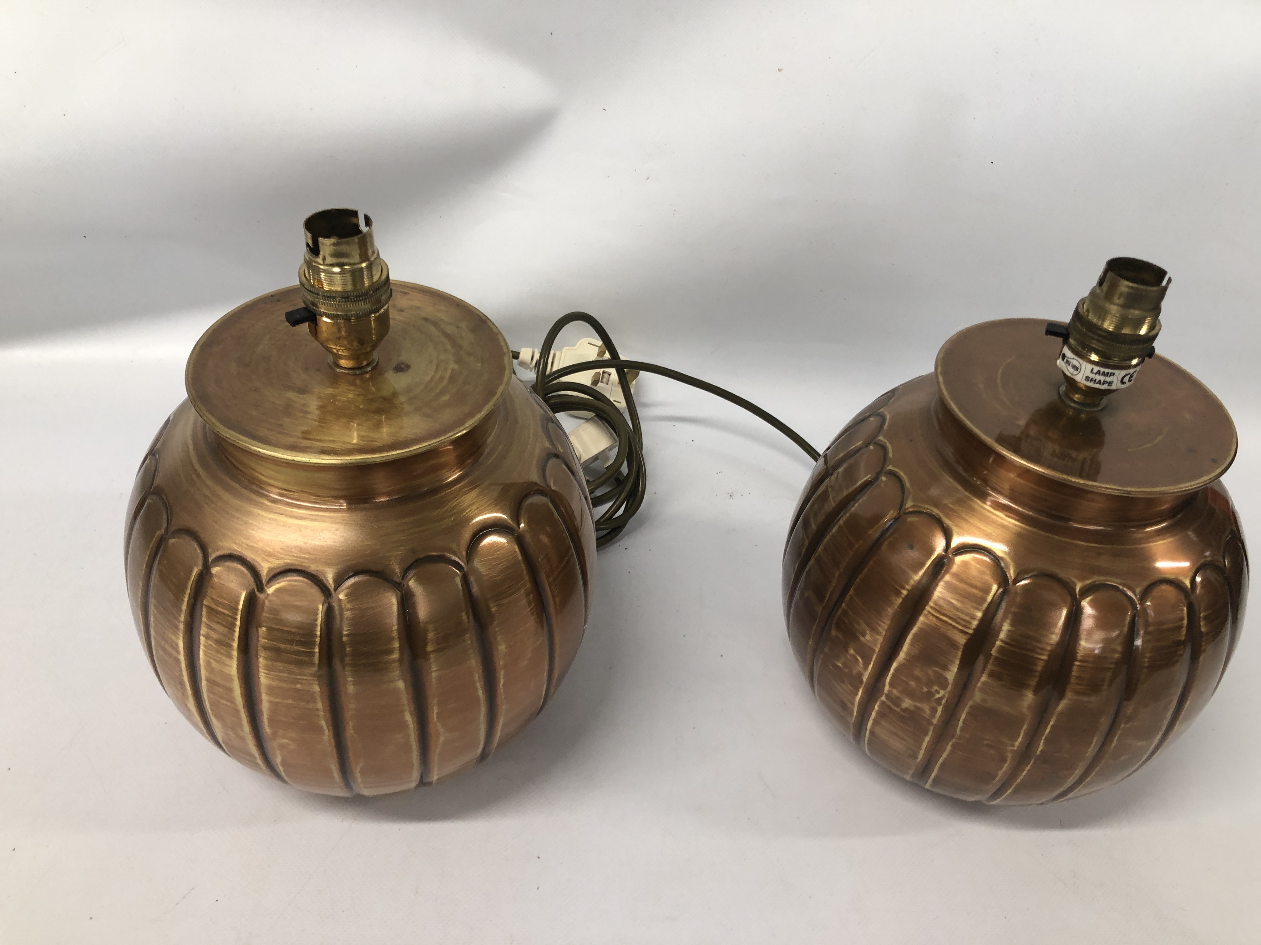 PAIR OF BRASS COPPERED LAMP BASES - SOLD AS SEEN. - Bild 2 aus 2