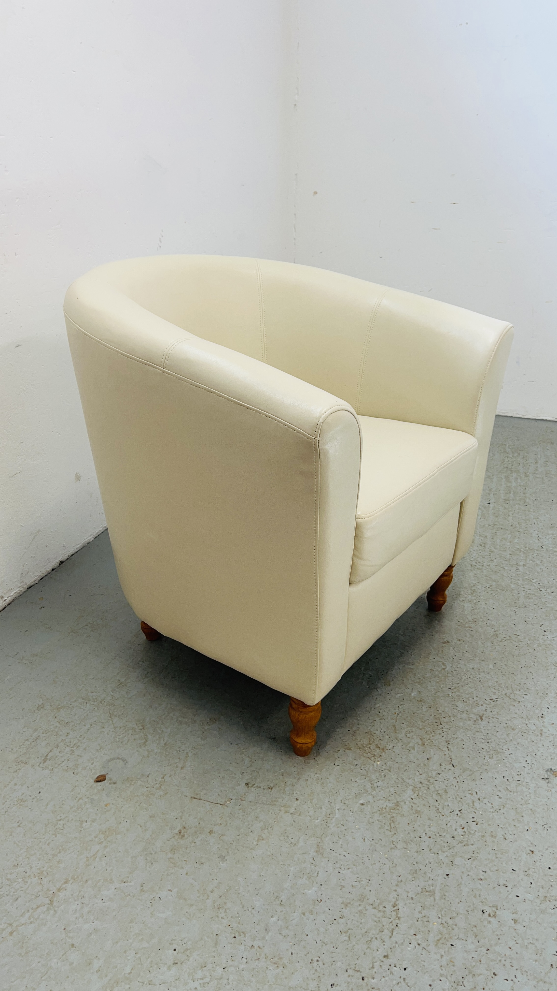 A MODERN CREAM FAUX LEATHER TUB CHAIR. - Image 5 of 5