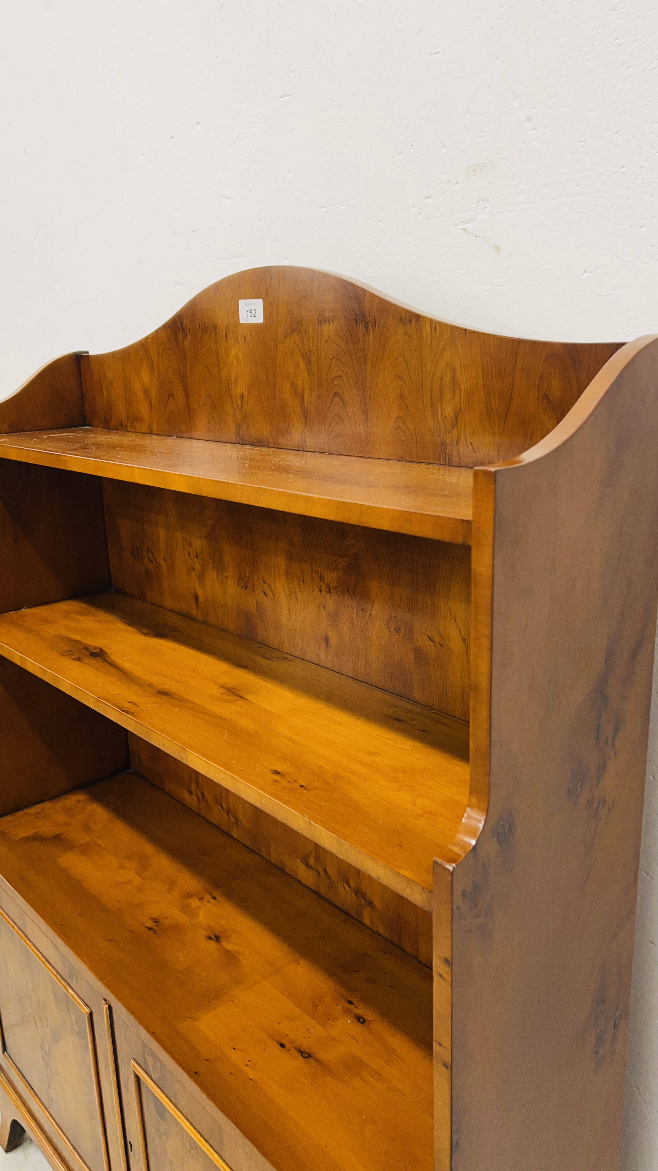 A GOOD QUALITY REPRODUCTION YEW WOOD FINISH BOOKSHELF WITH CABINET TO BASE WIDTH 85CM. DEPTH 27CM. - Image 3 of 5