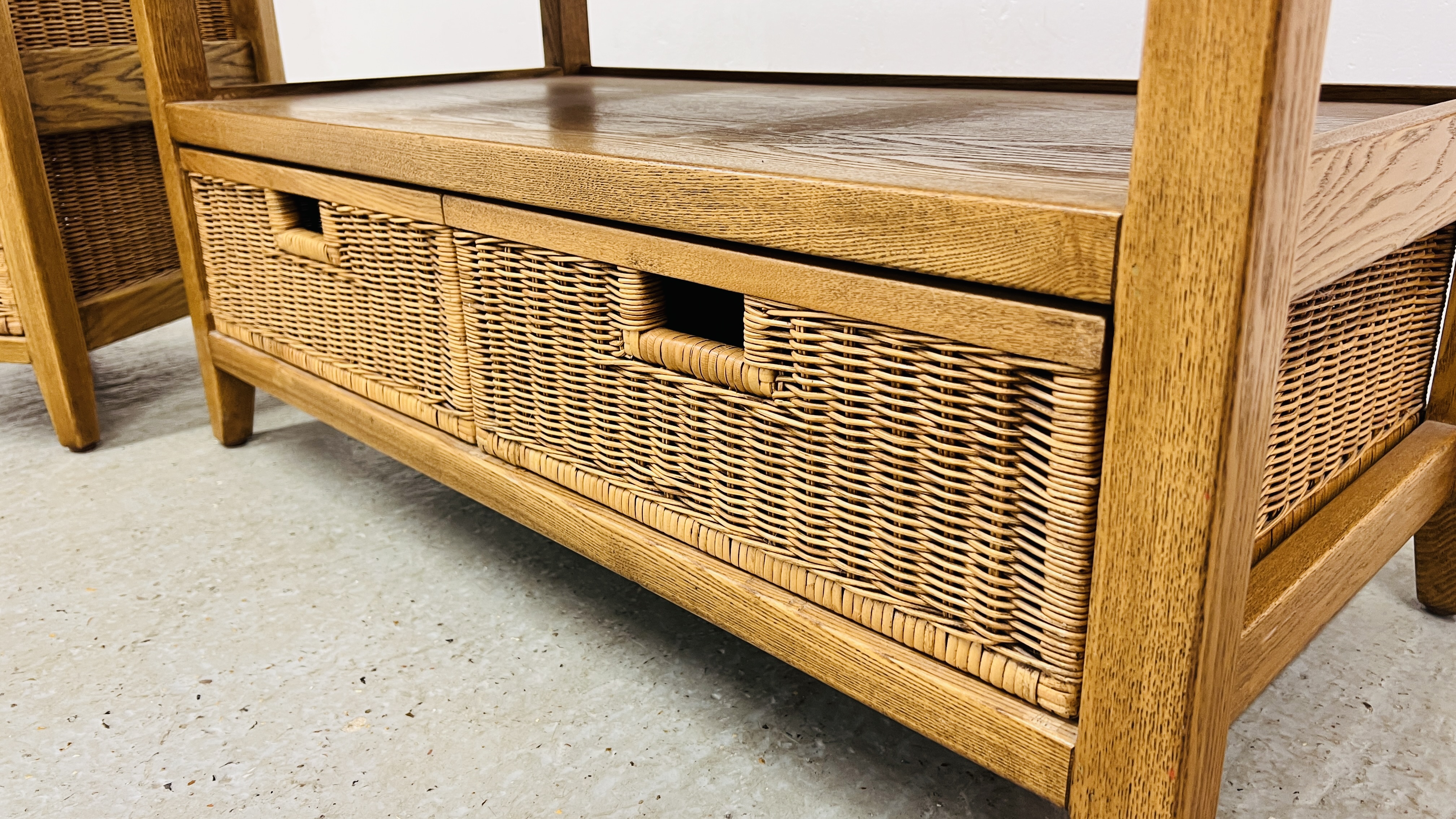 A MODERN OAK COFFEE TABLE WITH TWO DRAWER WICKER BASKET BASE ALONG WITH A MATCHING THREE BASKET - Bild 5 aus 10