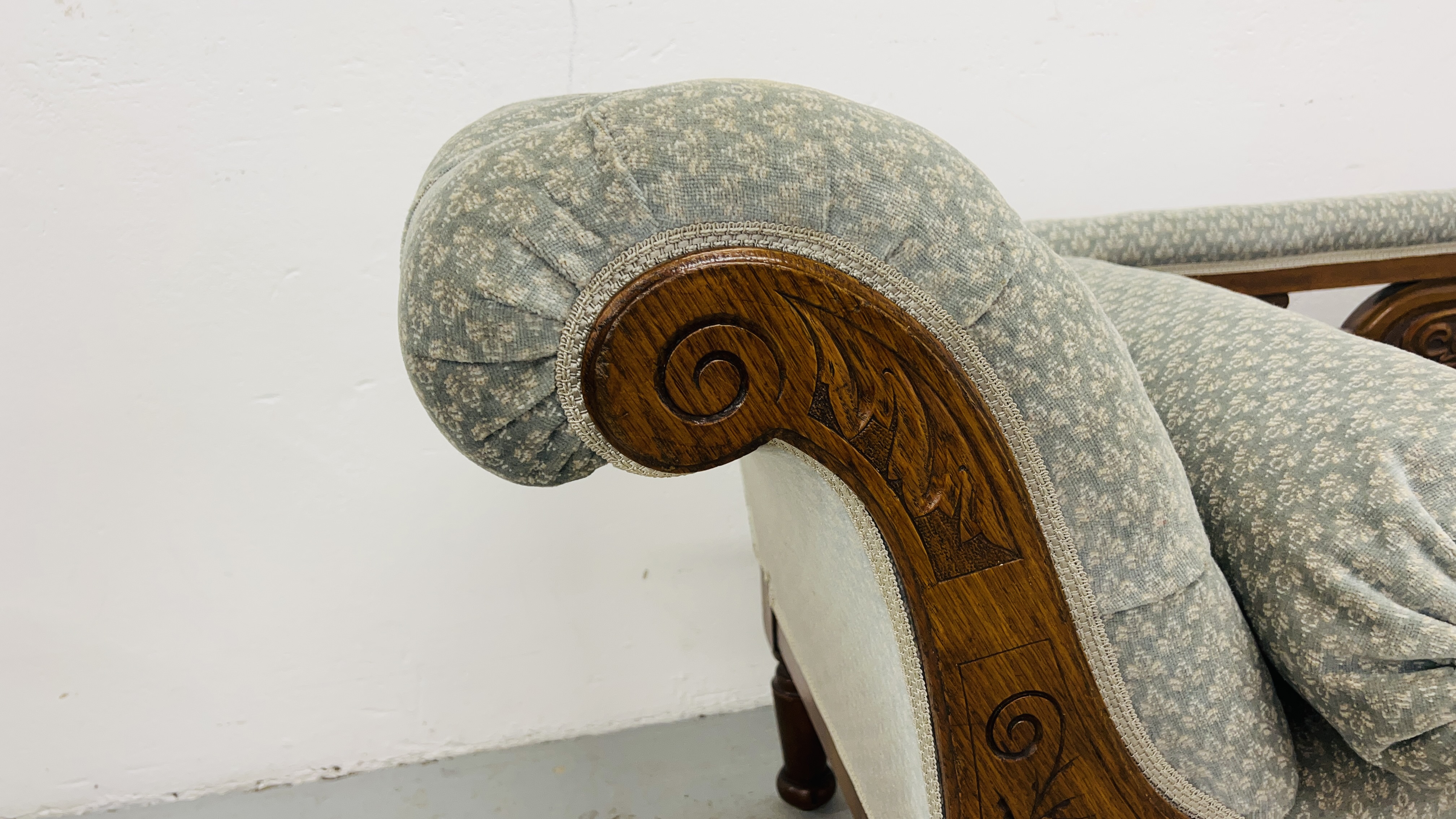 AN EDWARDIAN OAK CHAISE LONGUE UPHOLSTERED IN PASTEL BLUE - Image 6 of 8