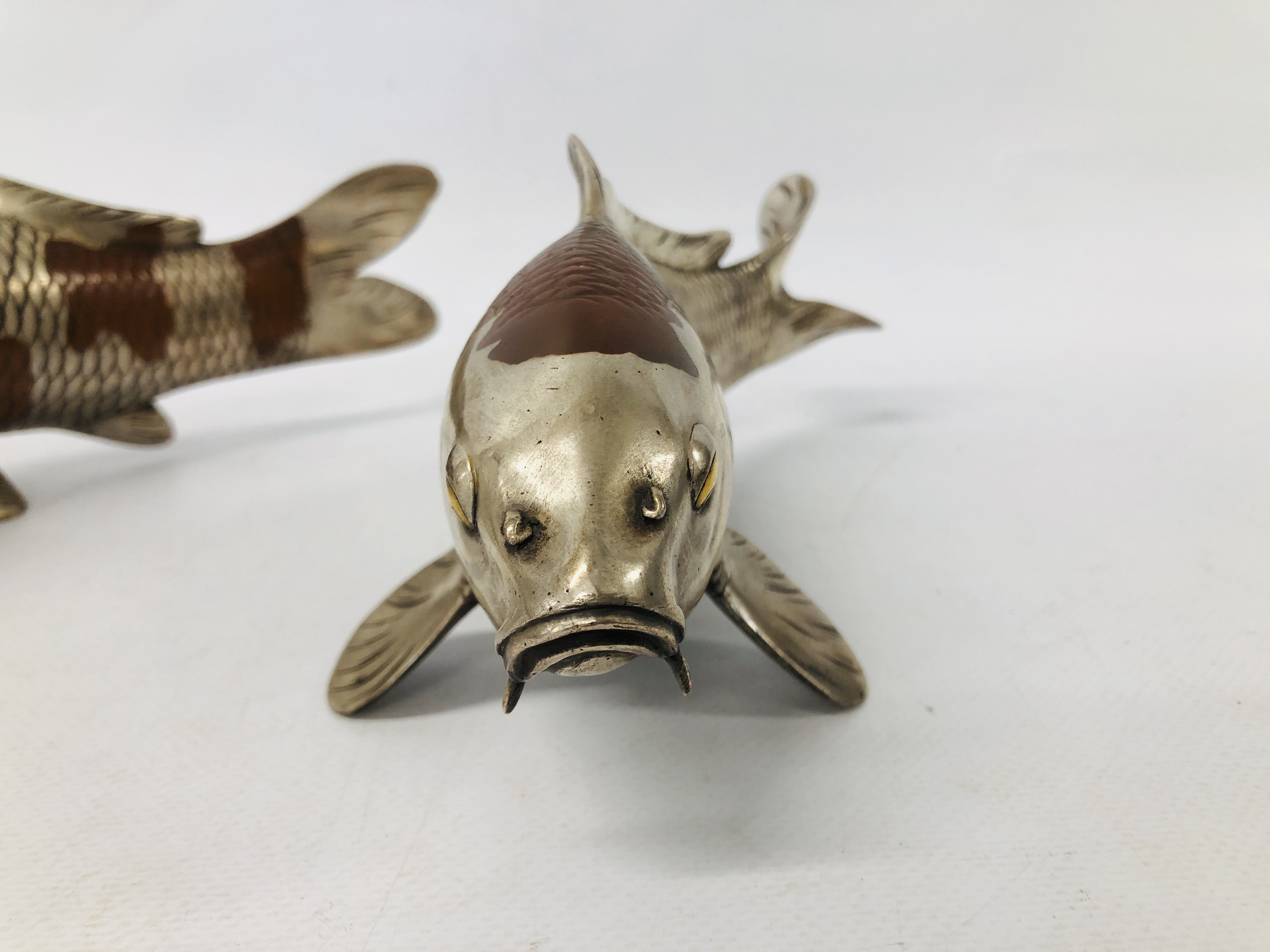 PAIR OF JAPANESE SILVERED AND PATINATED BRONZE KOI CARP NATURALISTICALLY CAST WITH GILT DETAIL TO - Image 3 of 11