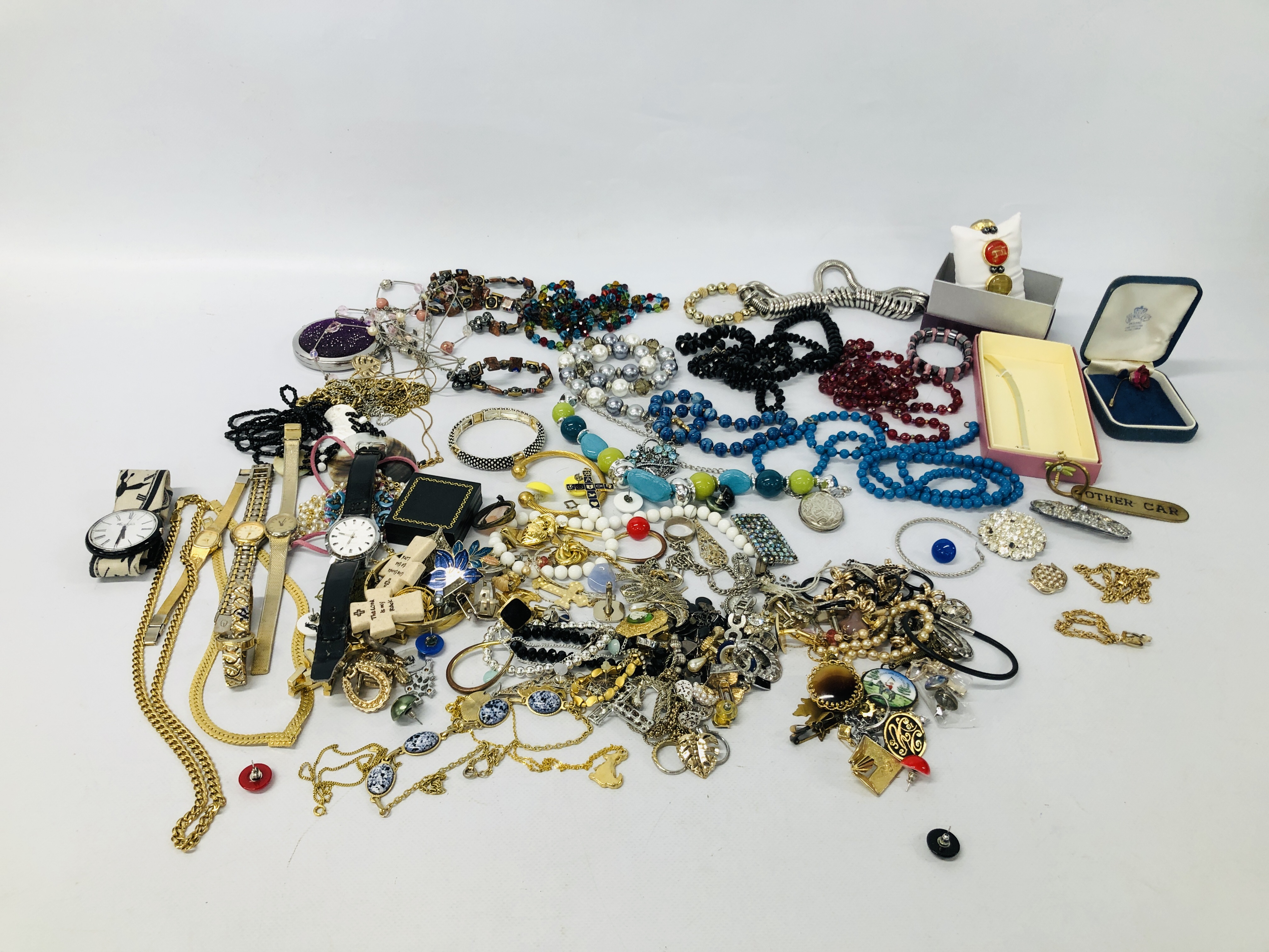 BOX OF ASSORTED MIXED COSTUME JEWELLERY TO INCLUDE BEADS, COMPACTS, ETC.