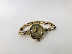 A 9CT GOLD CASED LADIES THOMAS RUSSELL & SON VINTAGE WRIST WATCH ON 9CT GOLD EXPANDING BRACELET.