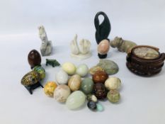 A COLLECTION OF POLISHED HARDSTONE EGGS AND ANIMAL SCULPTURES.