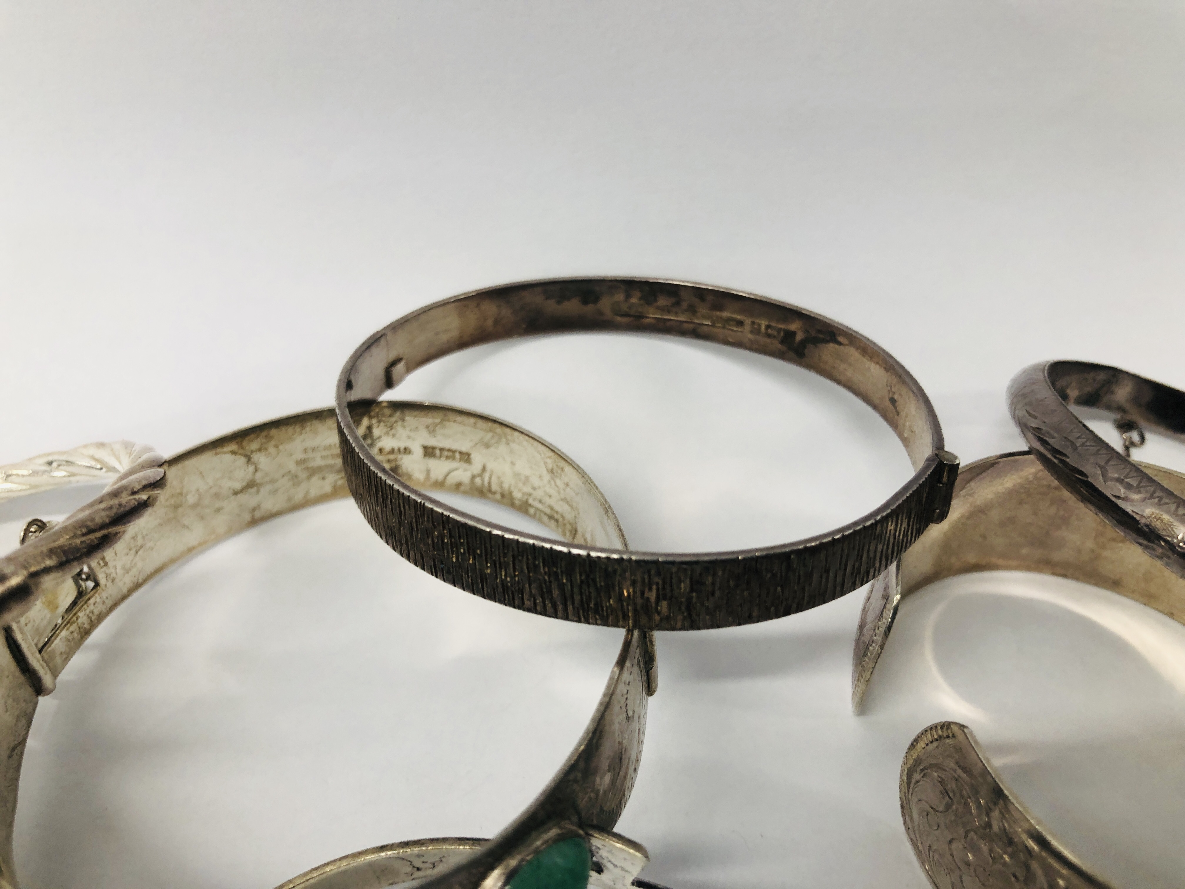 COLLECTION OF EIGHT ASSORTED SILVER BRACELETS AND BANGLES TO INCLUDE ONE SET WITH THREE JADE STONES. - Image 5 of 8