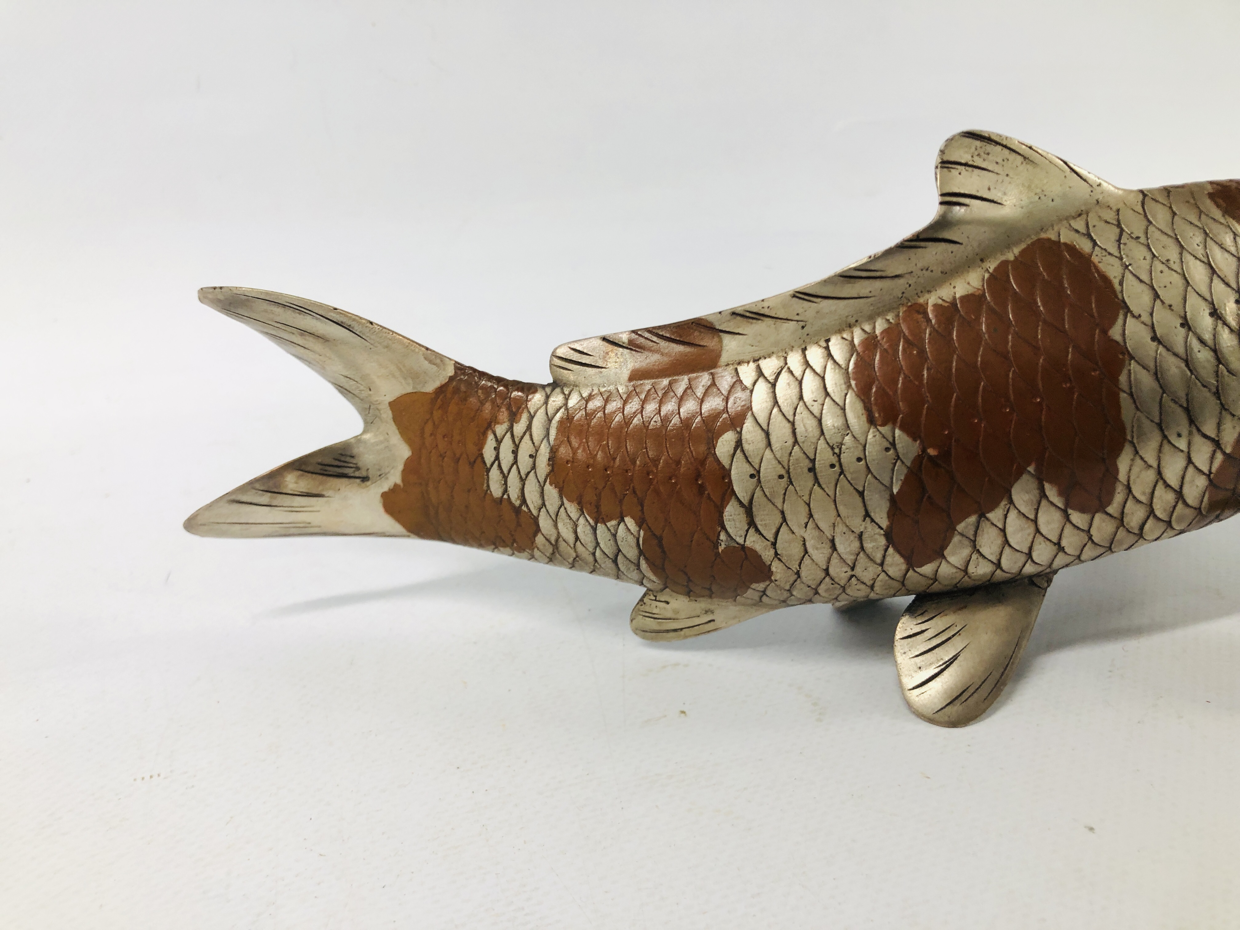 PAIR OF JAPANESE SILVERED AND PATINATED BRONZE KOI CARP NATURALISTICALLY CAST WITH GILT DETAIL TO - Image 9 of 11