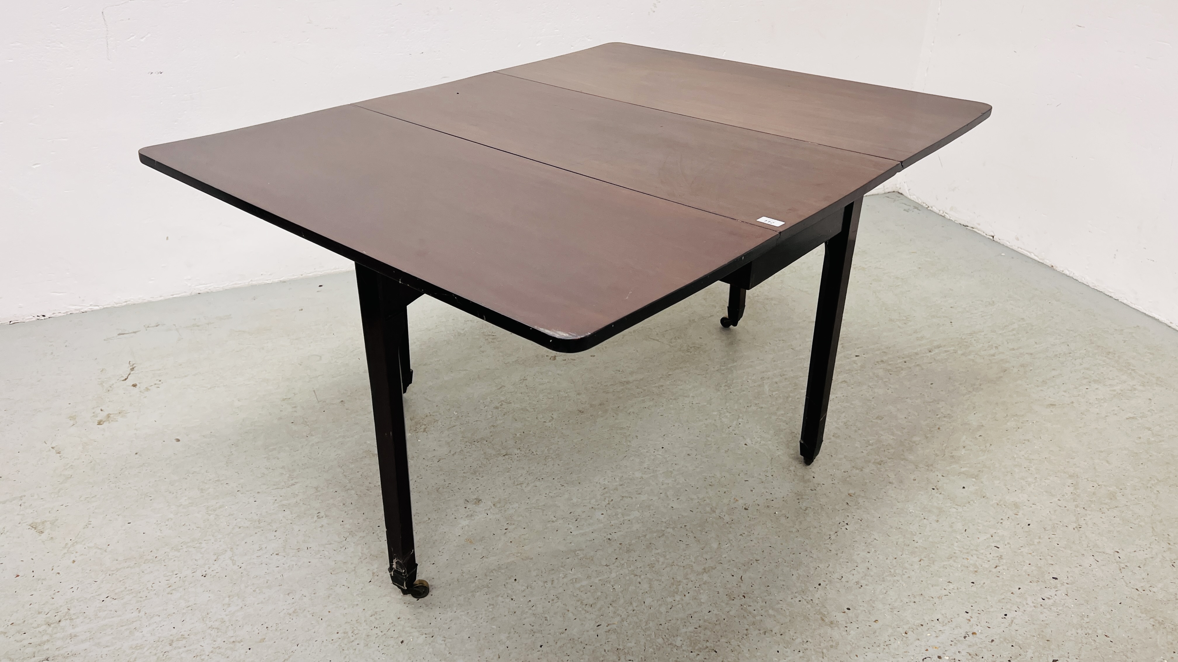 A SOLID MAHOGANY CLOAK LEAF DINING TABLE WIDTH 107CM. DEPTH 46CM. EXTENDED 138CM. - Image 6 of 6
