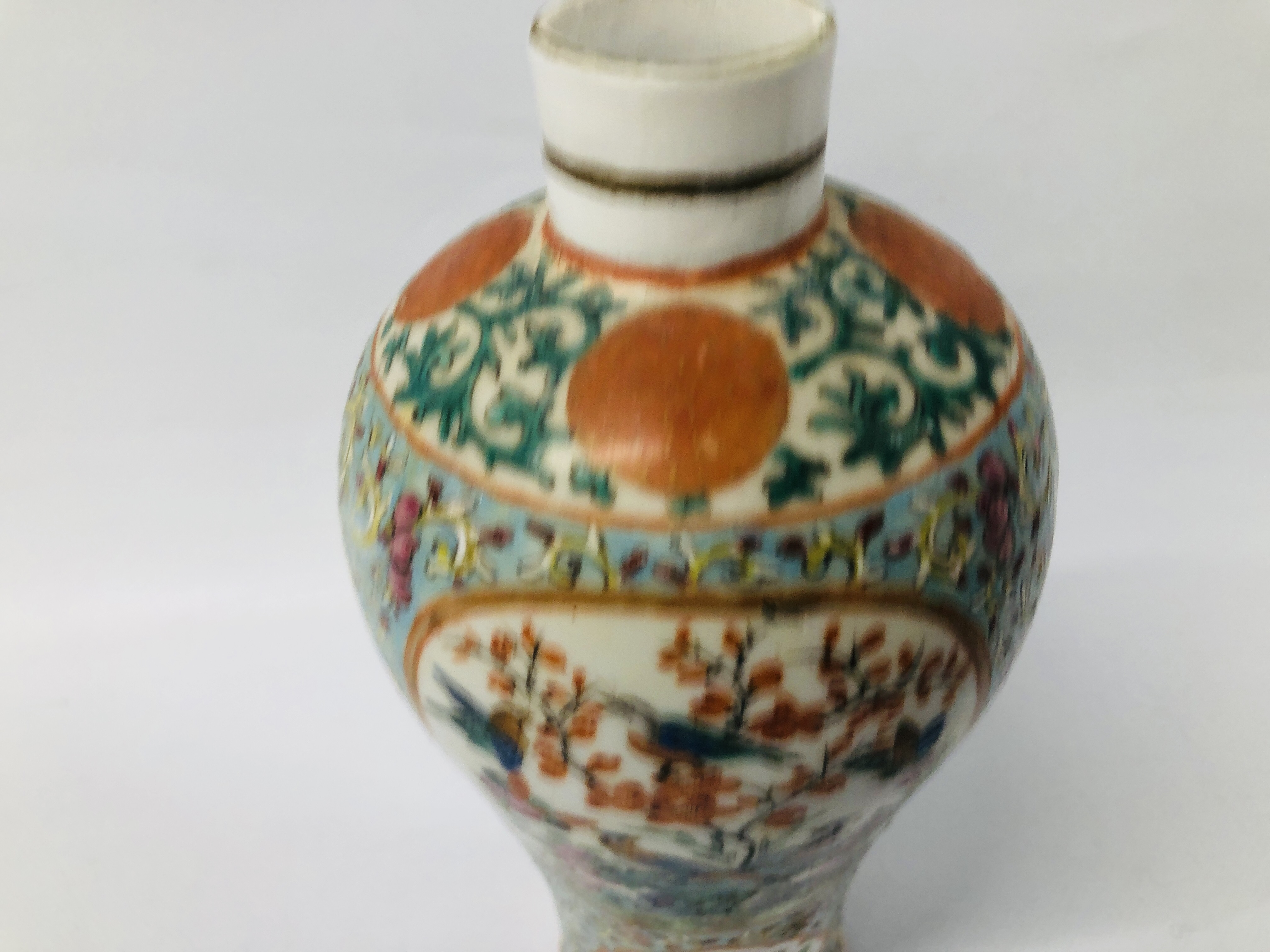 SIX PIECES OF ORIENTAL CERAMICS TO INCLUDE CYLINDRICAL VASE, BALUSTER VASE, - Image 19 of 29