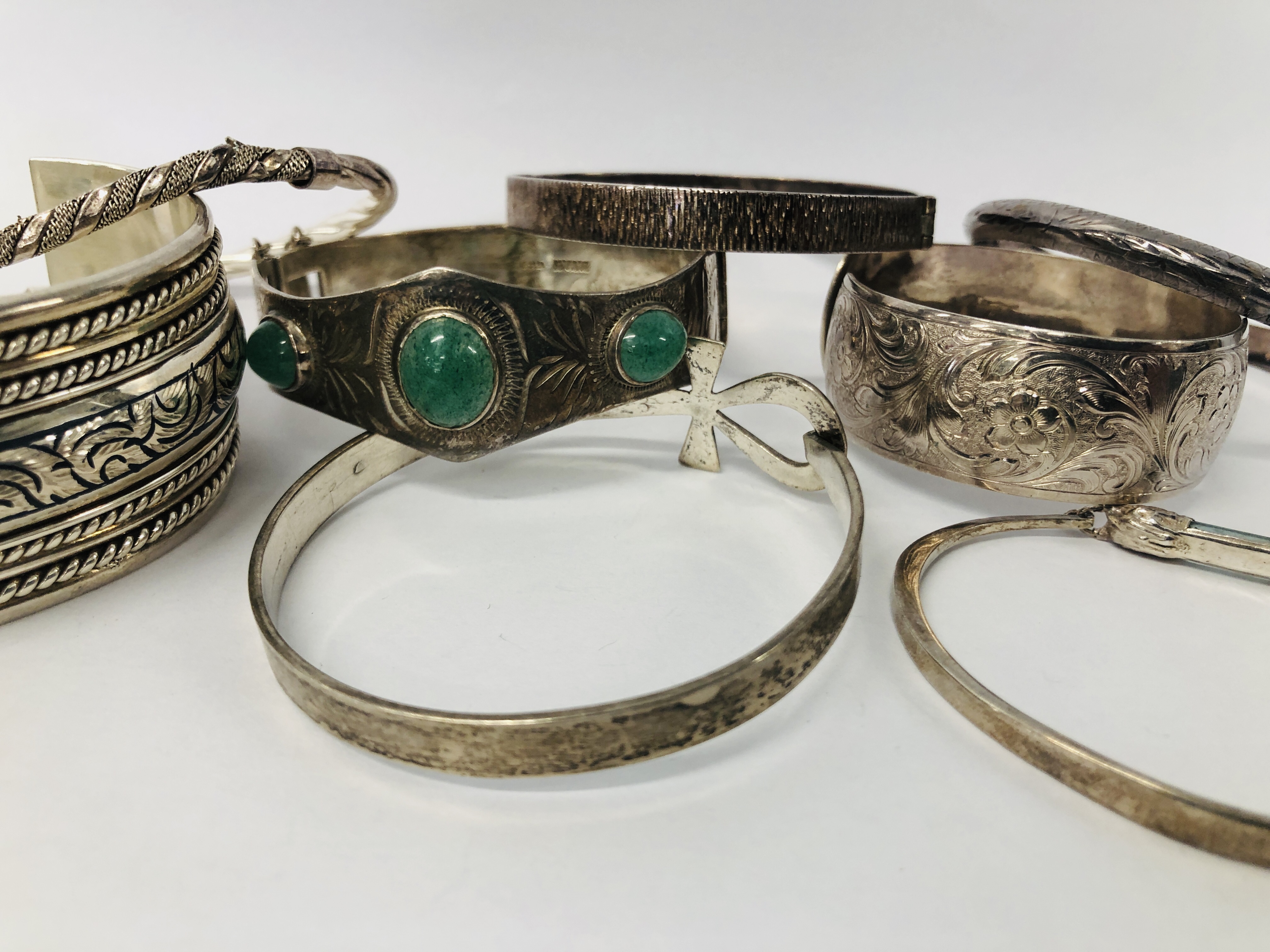 COLLECTION OF EIGHT ASSORTED SILVER BRACELETS AND BANGLES TO INCLUDE ONE SET WITH THREE JADE STONES. - Image 3 of 8