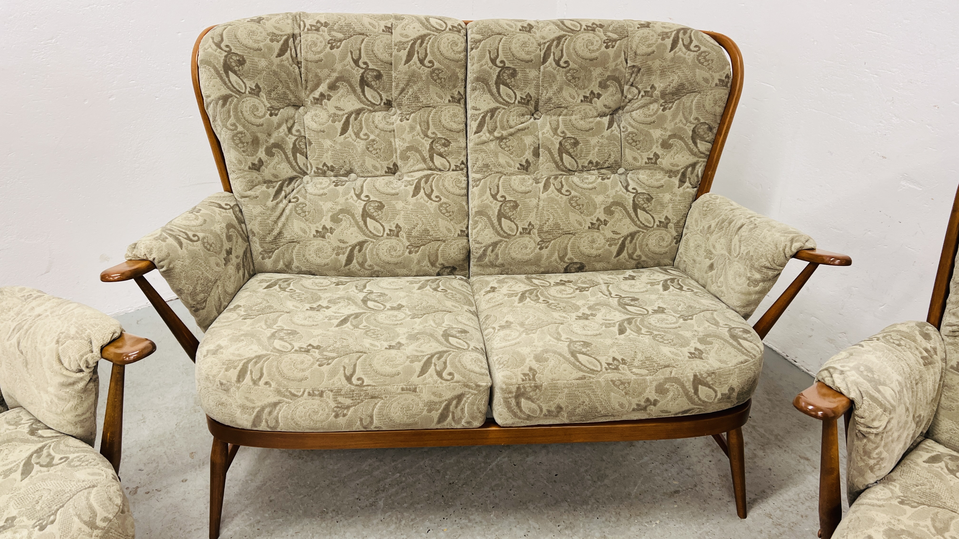 AN ERCOL "GOLDEN DAWN" FINISH COTTAGE THREE PIECE LOUNGE SUITE WITH MATCHING FOOTSTOOL - TRADE ONLY. - Image 5 of 11