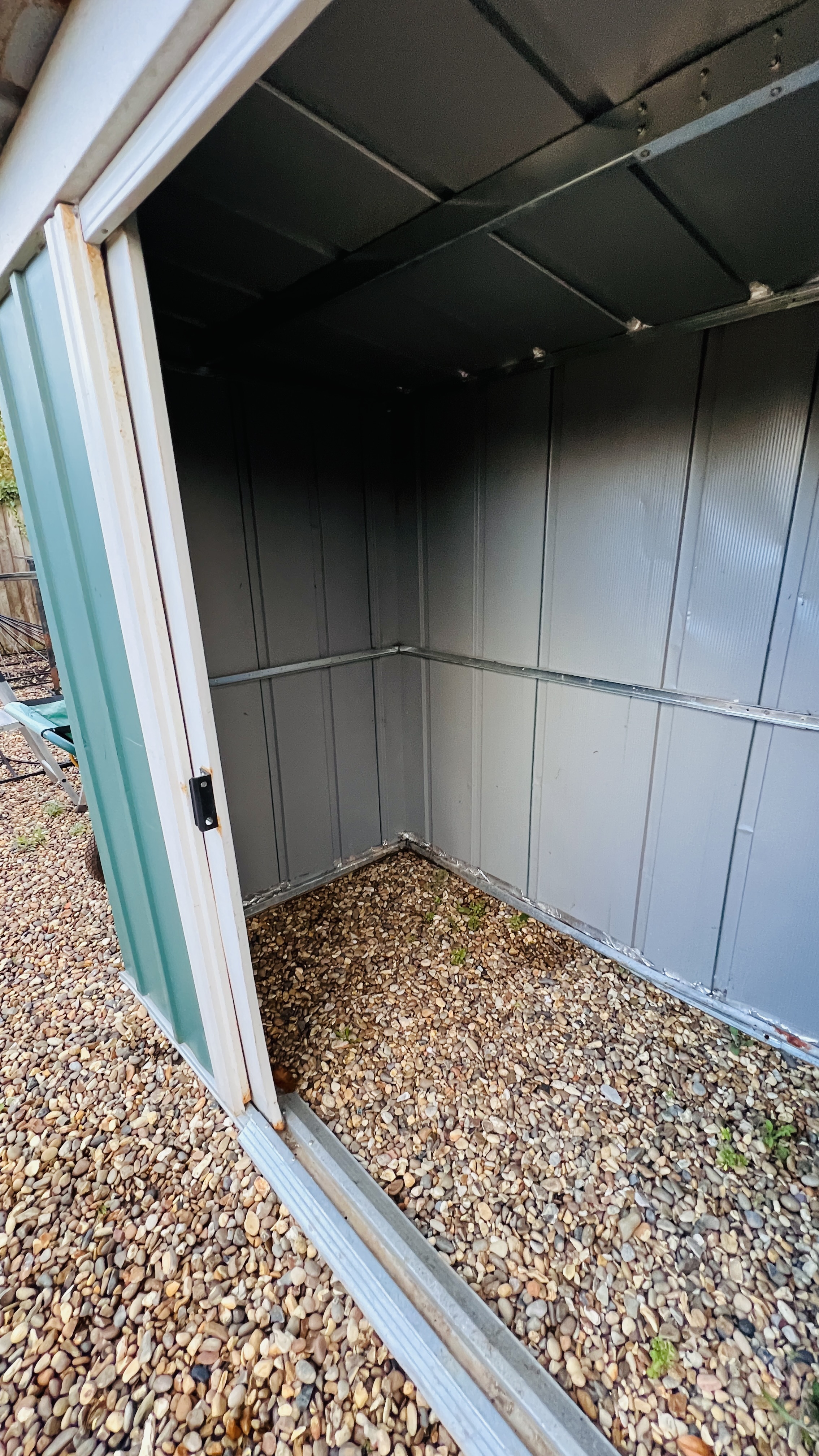 A METAL GARDEN STORAGE SHED WITH SLIDING DOORS WIDTH 252CM. DEPTH 120CM. HEIGHT 172CM. - Image 5 of 7