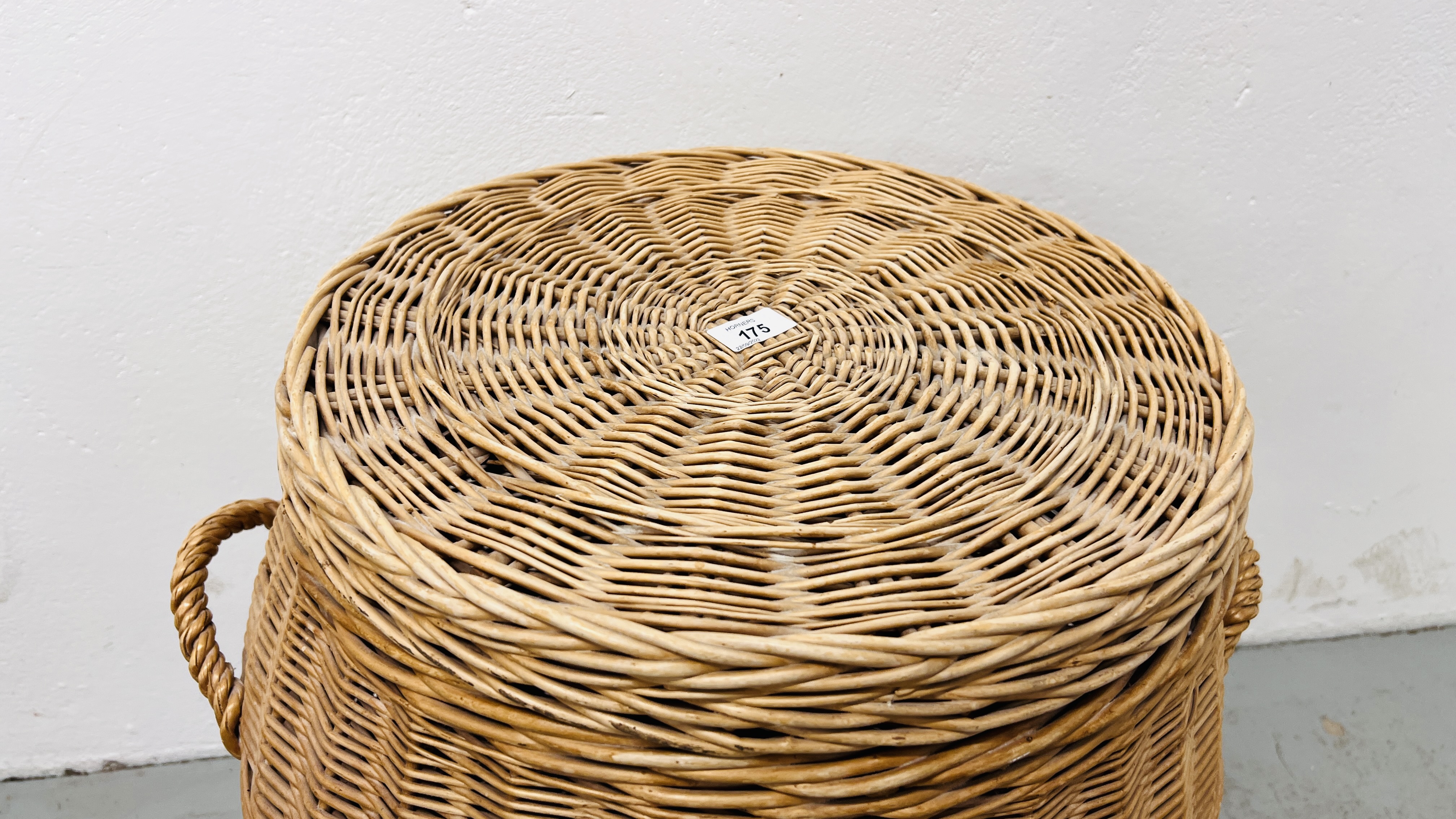 A WICKER LAUNDRY BASKET WITH LID, HEIGHT 60CM. - Image 2 of 5