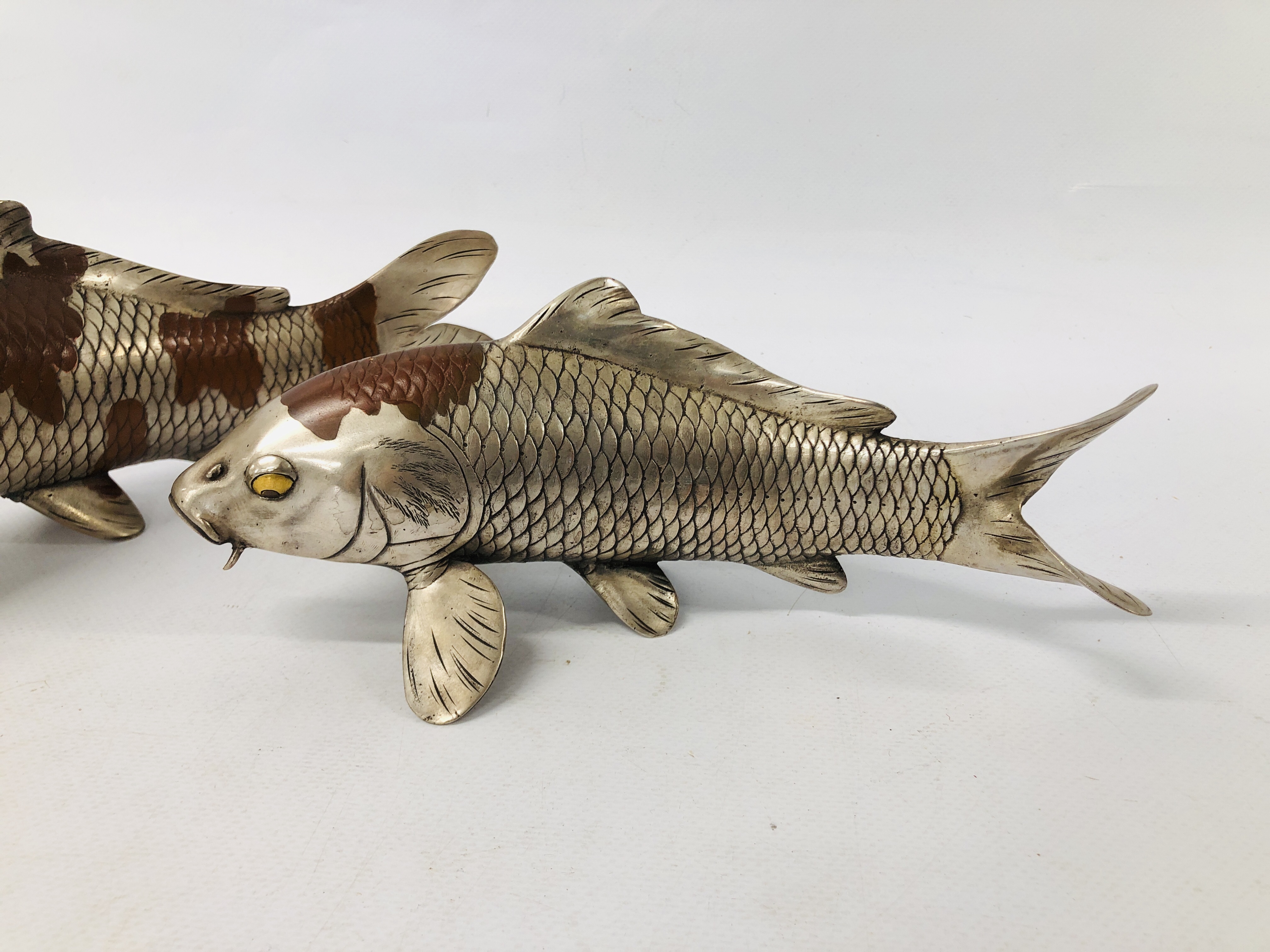 PAIR OF JAPANESE SILVERED AND PATINATED BRONZE KOI CARP NATURALISTICALLY CAST WITH GILT DETAIL TO - Image 2 of 11