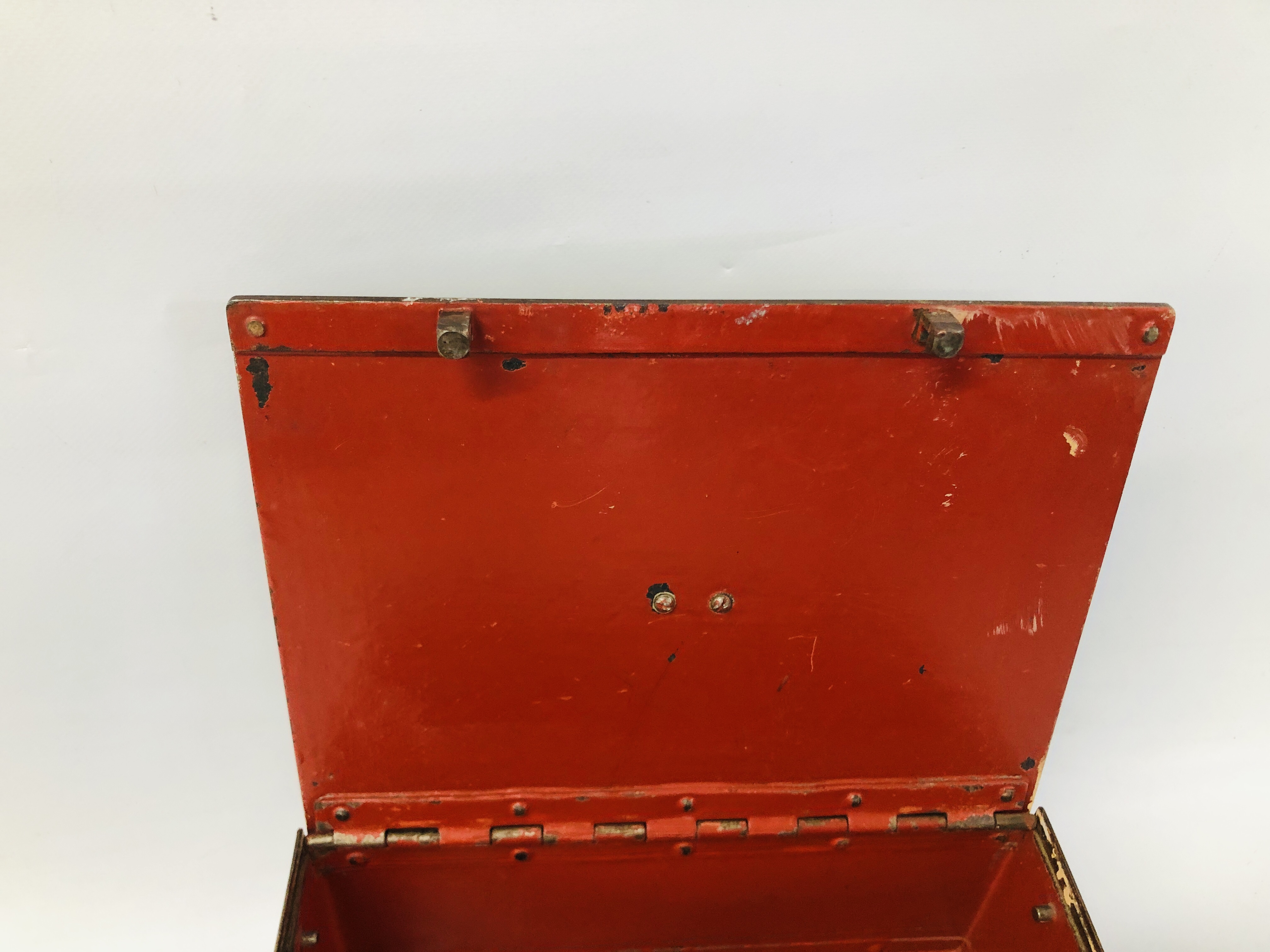 AN ANTIQUE METAL SAFE BOX COMPLETE WITH KEY WIDTH 30CM. DEPTH 23CM. HEIGHT 12CM. - Image 3 of 5