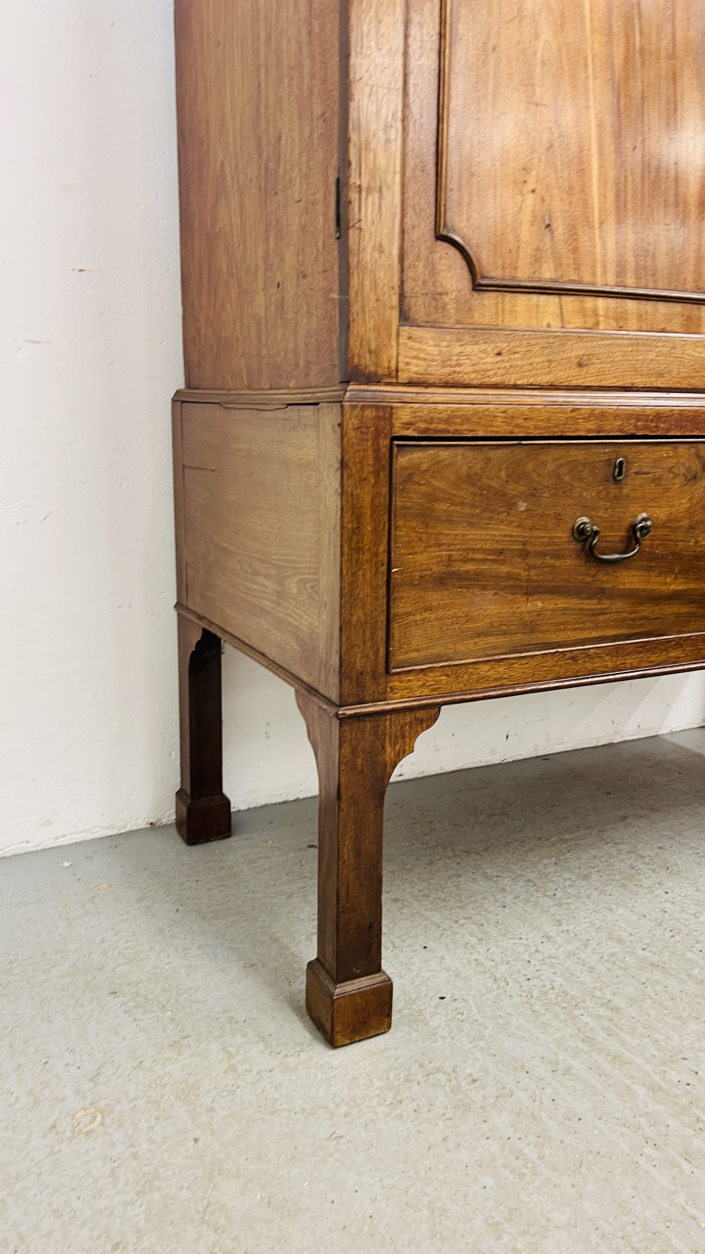 AN ANTIQUE VICTORIAN MAHOGANY TWO DOOR MAID'S CUPBOARD WITH SHELVED INTERIOR ON TWO DRAWER RAISED - Image 4 of 11