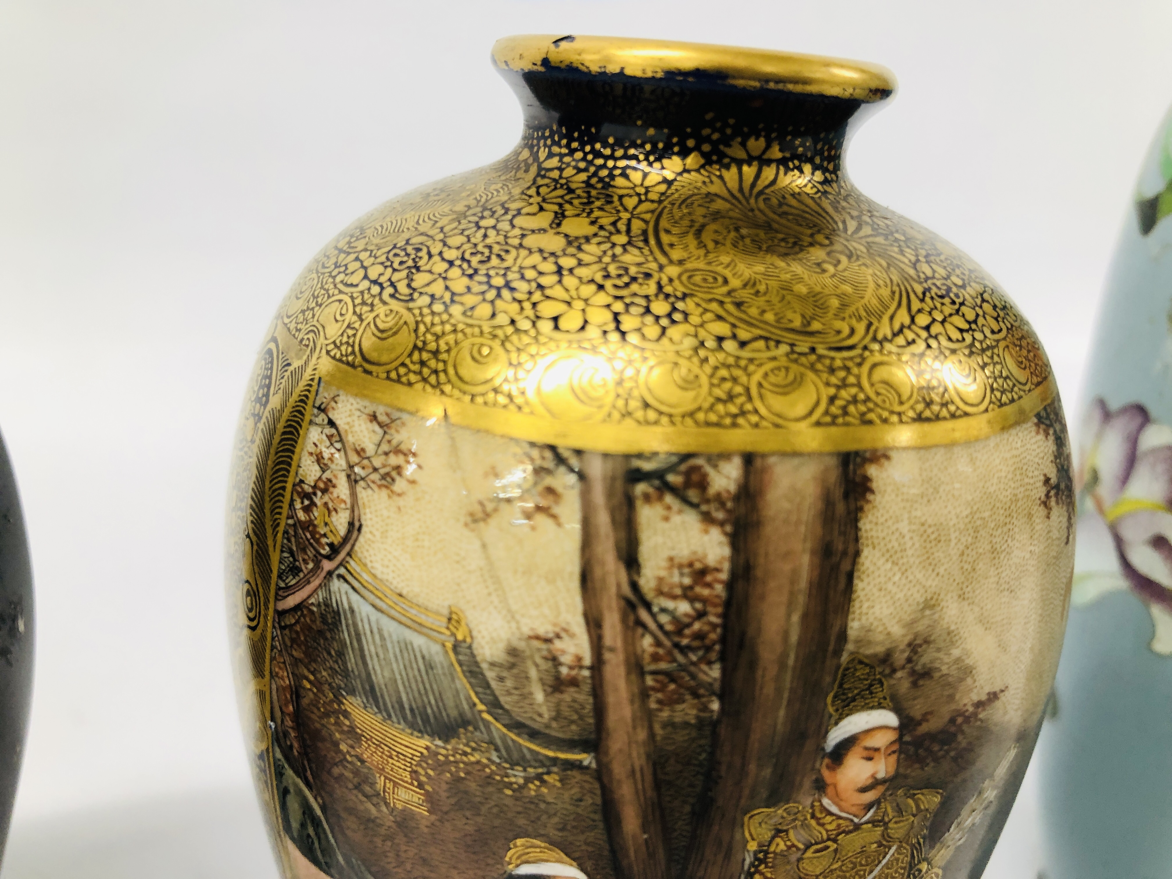 FINE QUALITY JAPANESE SATSUMA VASE WITH SAMURAI AND YOUNG LADIES IN WOODLAND AND GARDEN SETTINGS - Image 7 of 11