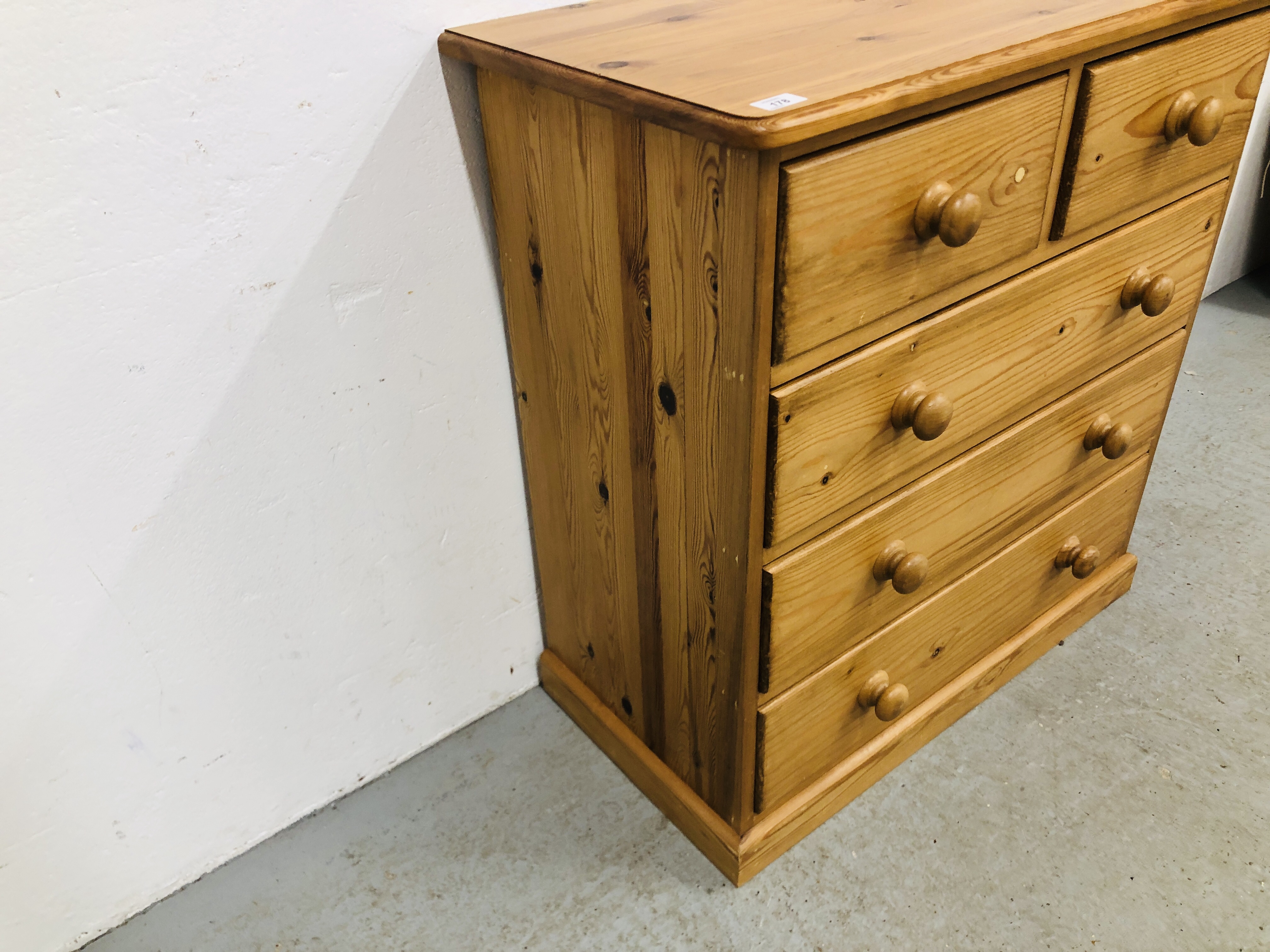 A SMALL SOLID PINE TWO OVER THREE CHEST OF DRAWERS W 82CM, D 42CM, H 86CM. - Image 4 of 6