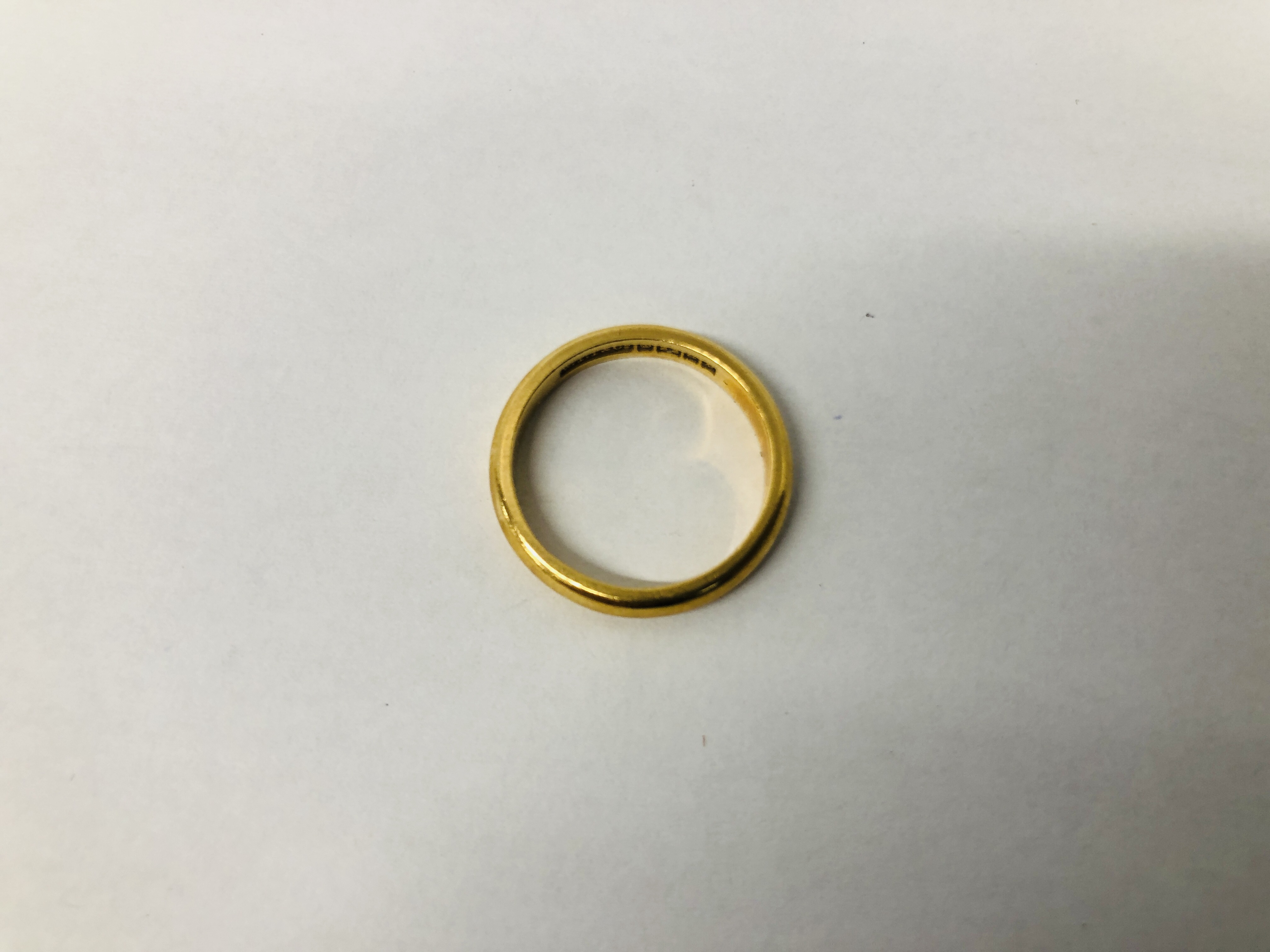 A 22CT GOLD WEDDING BAND. - Image 2 of 6
