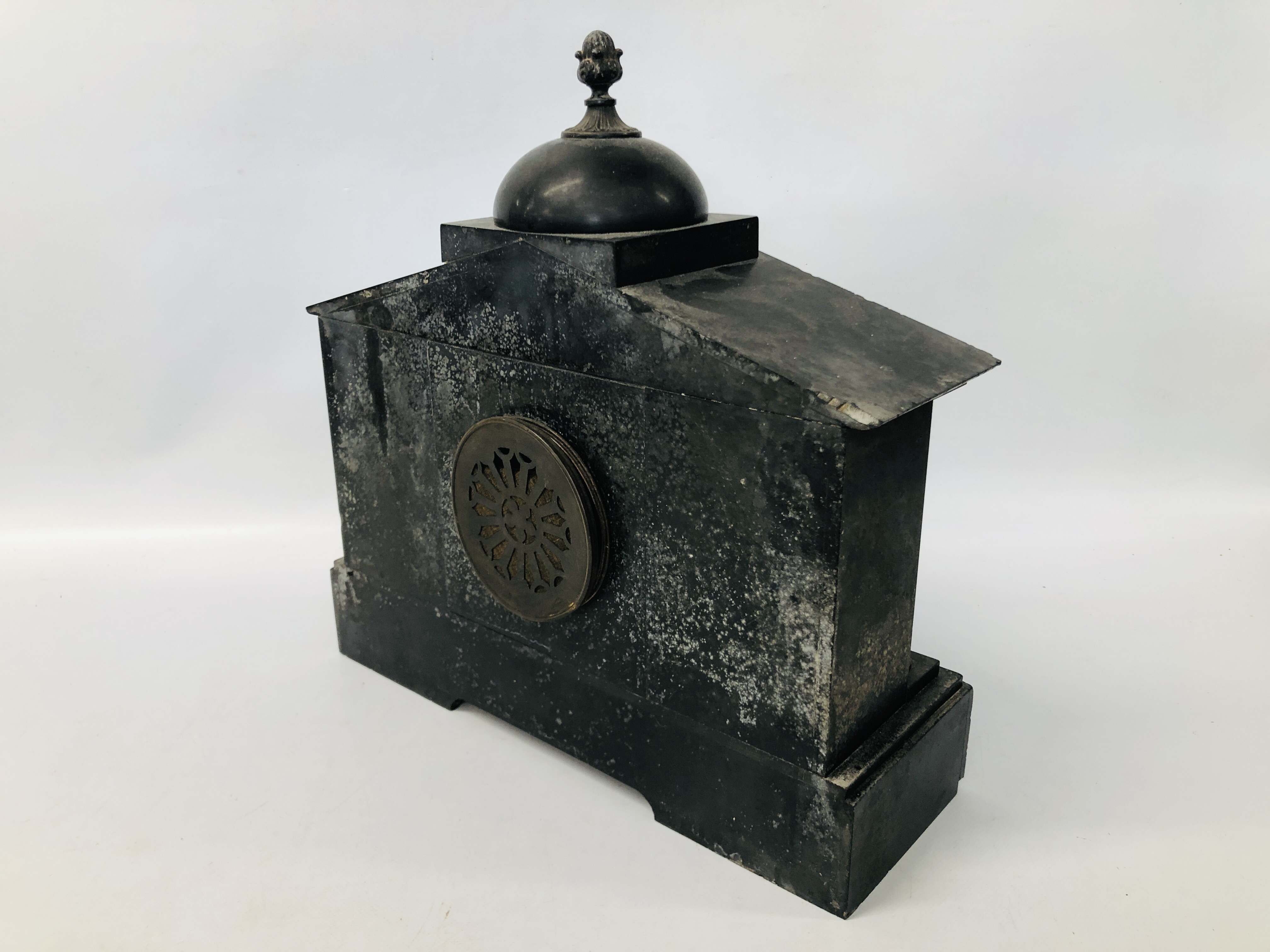 AN ANTIQUE SLATE MANTEL CLOCK WITH COLUMN SUPPORT AND ENAMELLED DIAL WITH PENDULUM (NOT CURRENTLY - Image 8 of 9