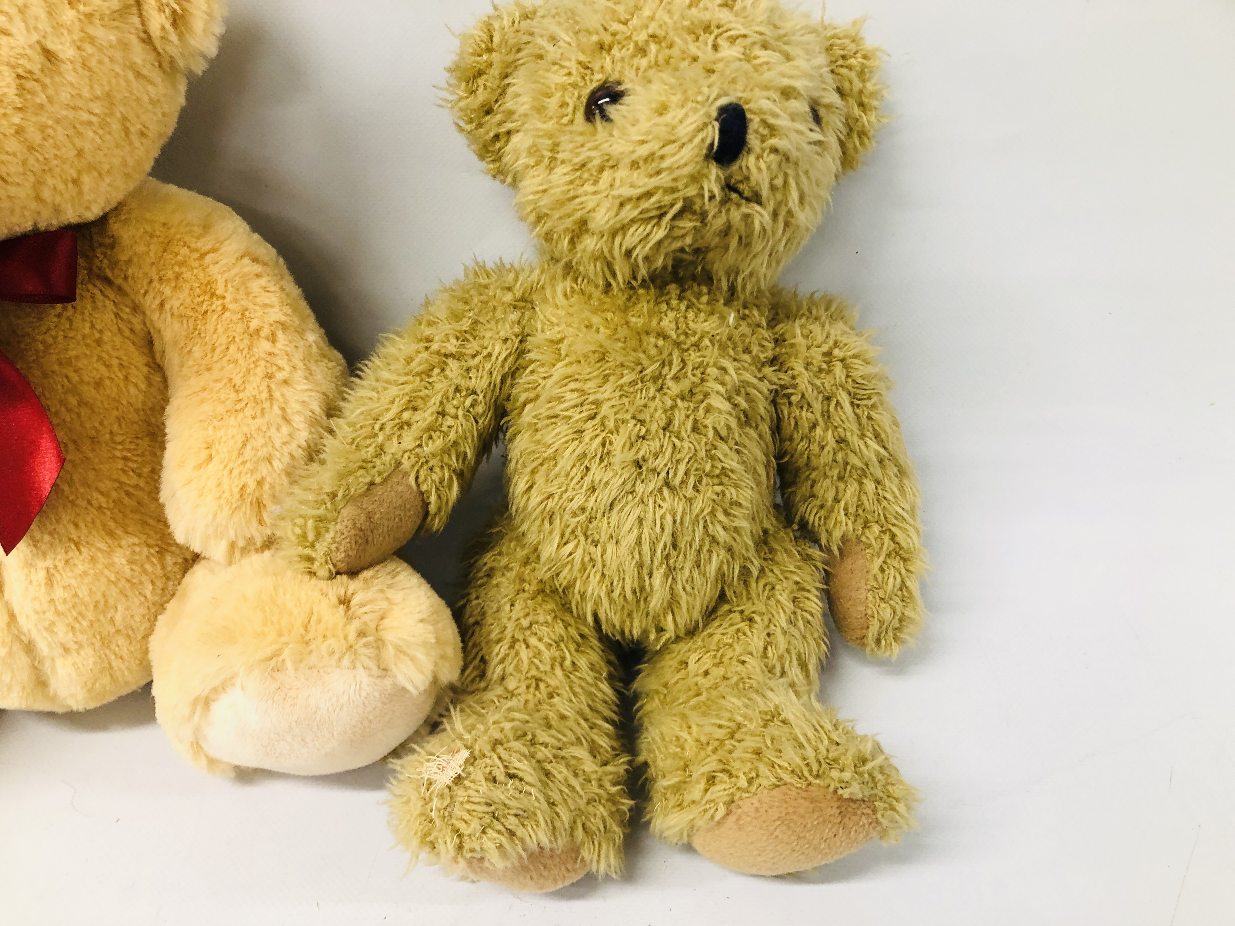 A GROUP OF VINTAGE SOFT TOYS TO INCLUDE BATTERY OPERATED MONKEY WITH CYMBALS, TEDDIES, DOG ETC. - Image 11 of 13