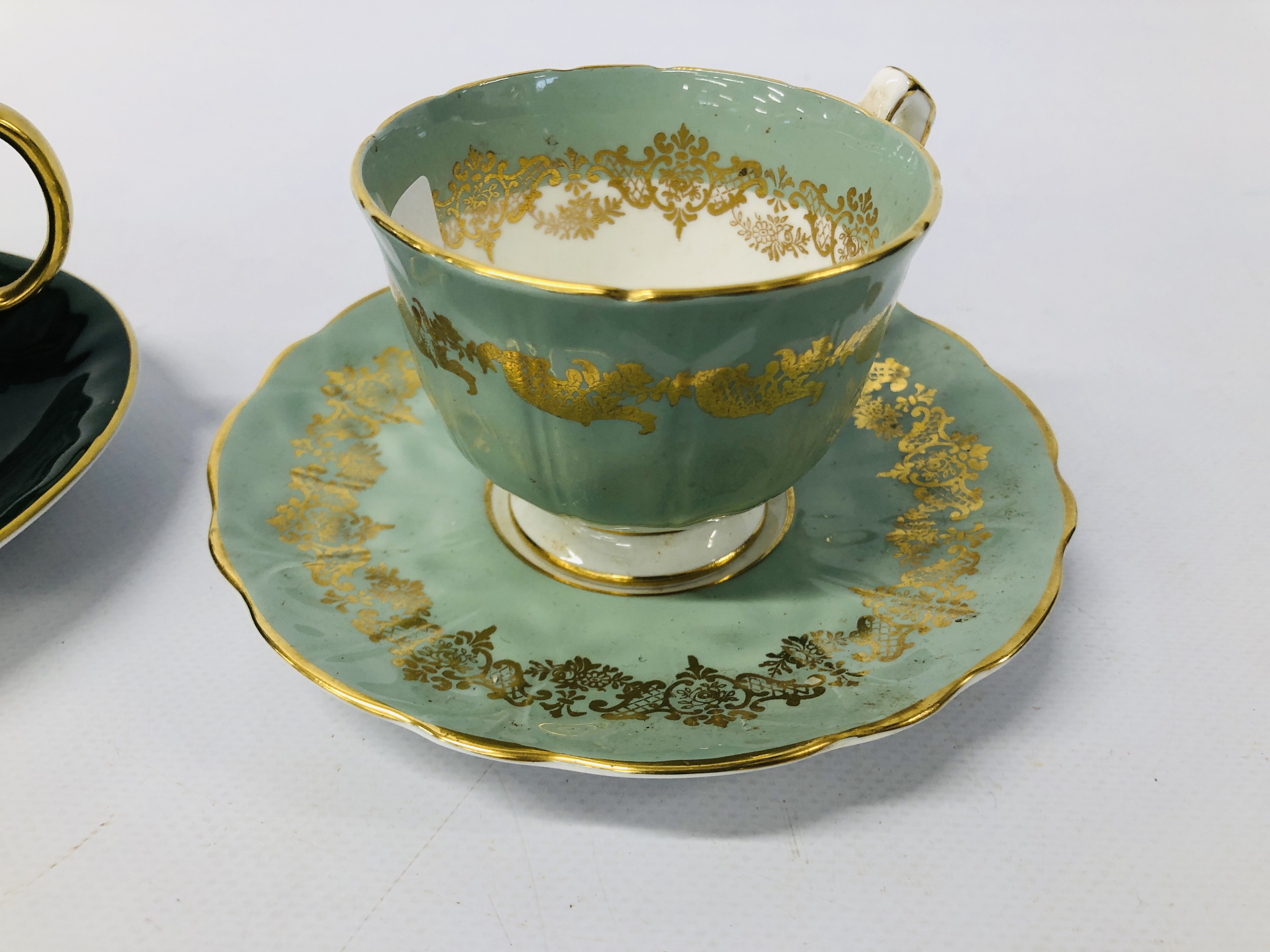 TWO AYNSLEY CUPS AND SAUCERS ONE IN THE ORCHARD DESIGN ALONG WITH AN AYNSLEY ORCHARD GOLD PIN DISH - Image 5 of 11