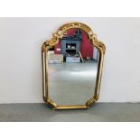 AN ORNATE REPRODUCTION GILT FRAMED WALL MIRROR H 100CM, W 65CM.