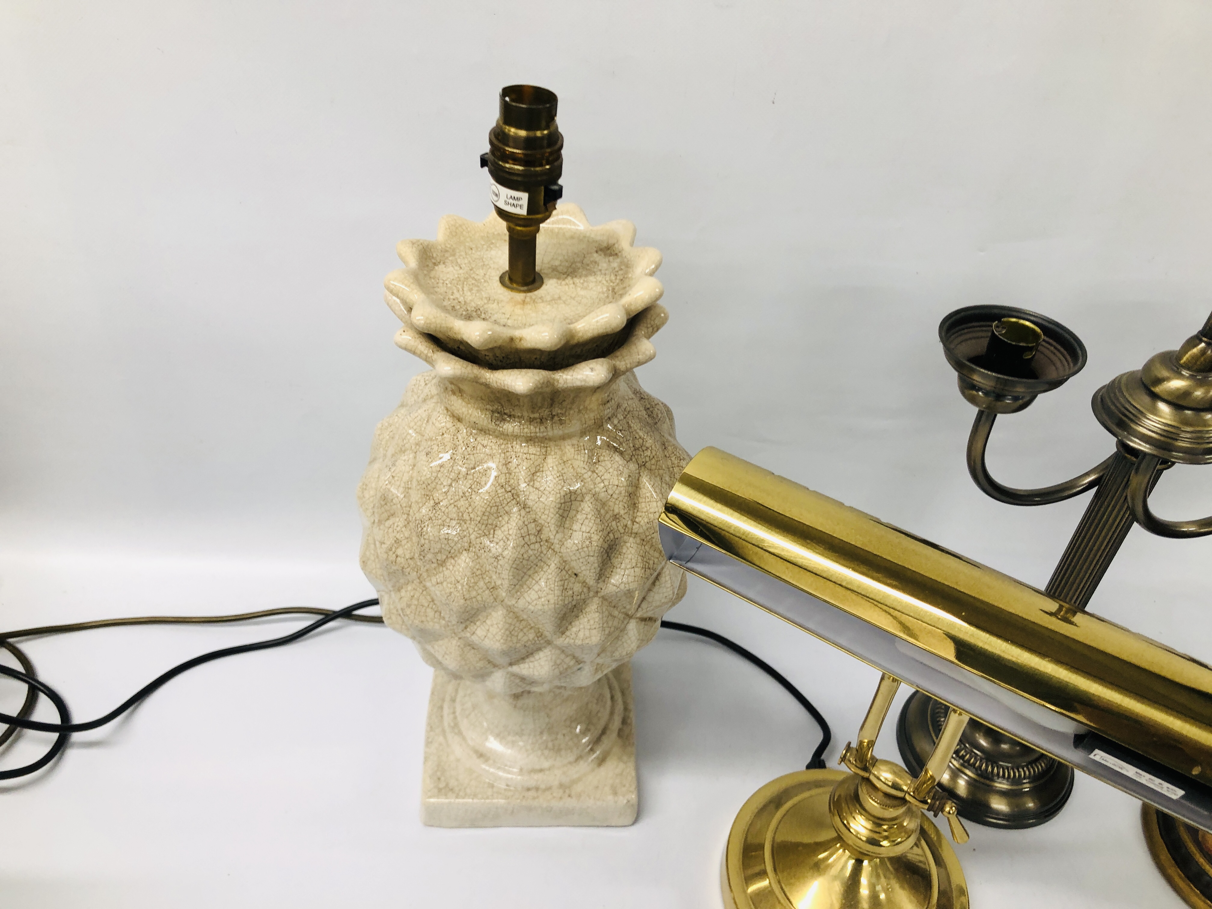 FOUR VARIOUS LAMPS TO INCLUDE A BRASS DESK LAMP, - Image 3 of 5