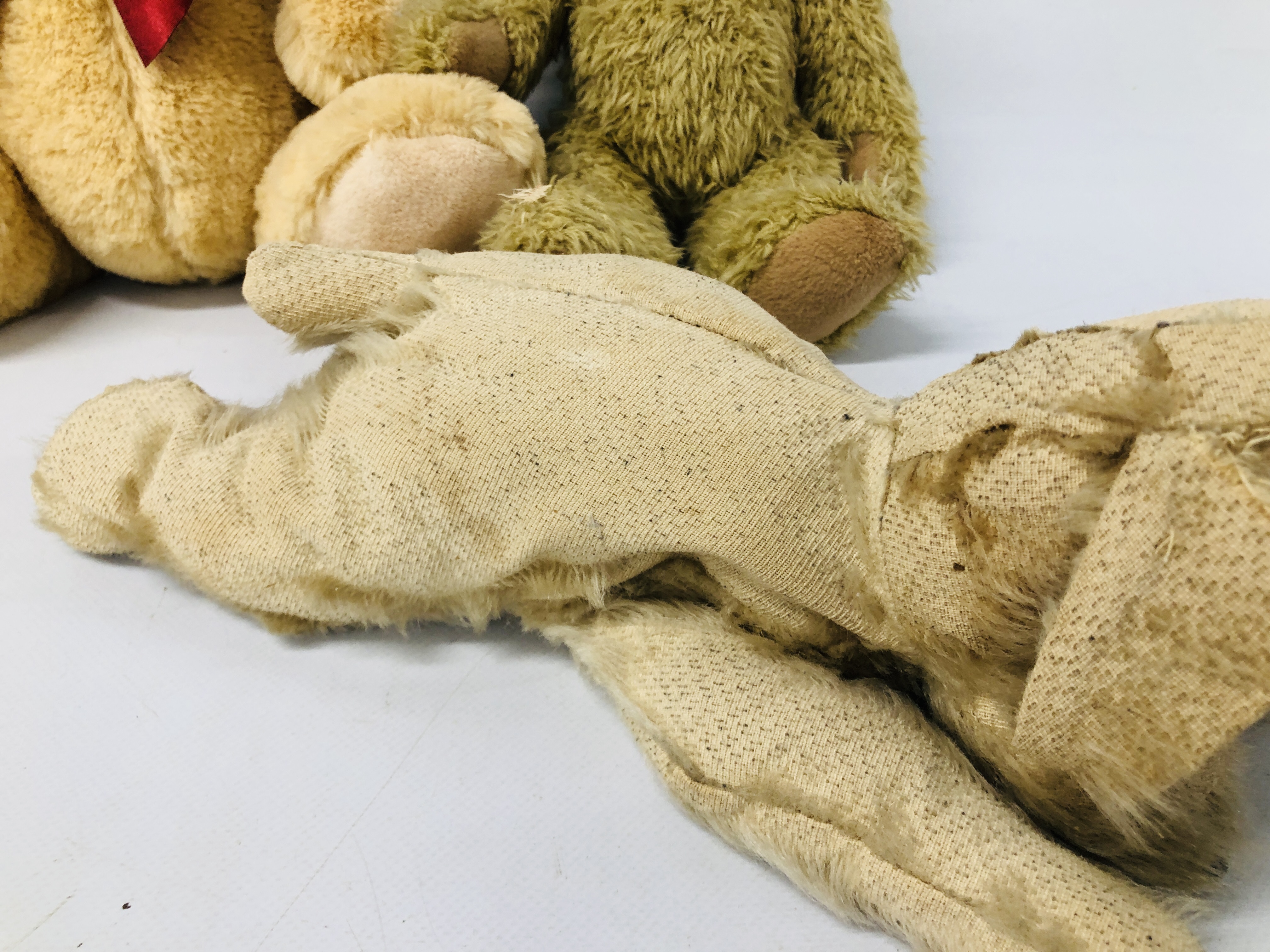 A GROUP OF VINTAGE SOFT TOYS TO INCLUDE BATTERY OPERATED MONKEY WITH CYMBALS, TEDDIES, DOG ETC. - Image 9 of 13