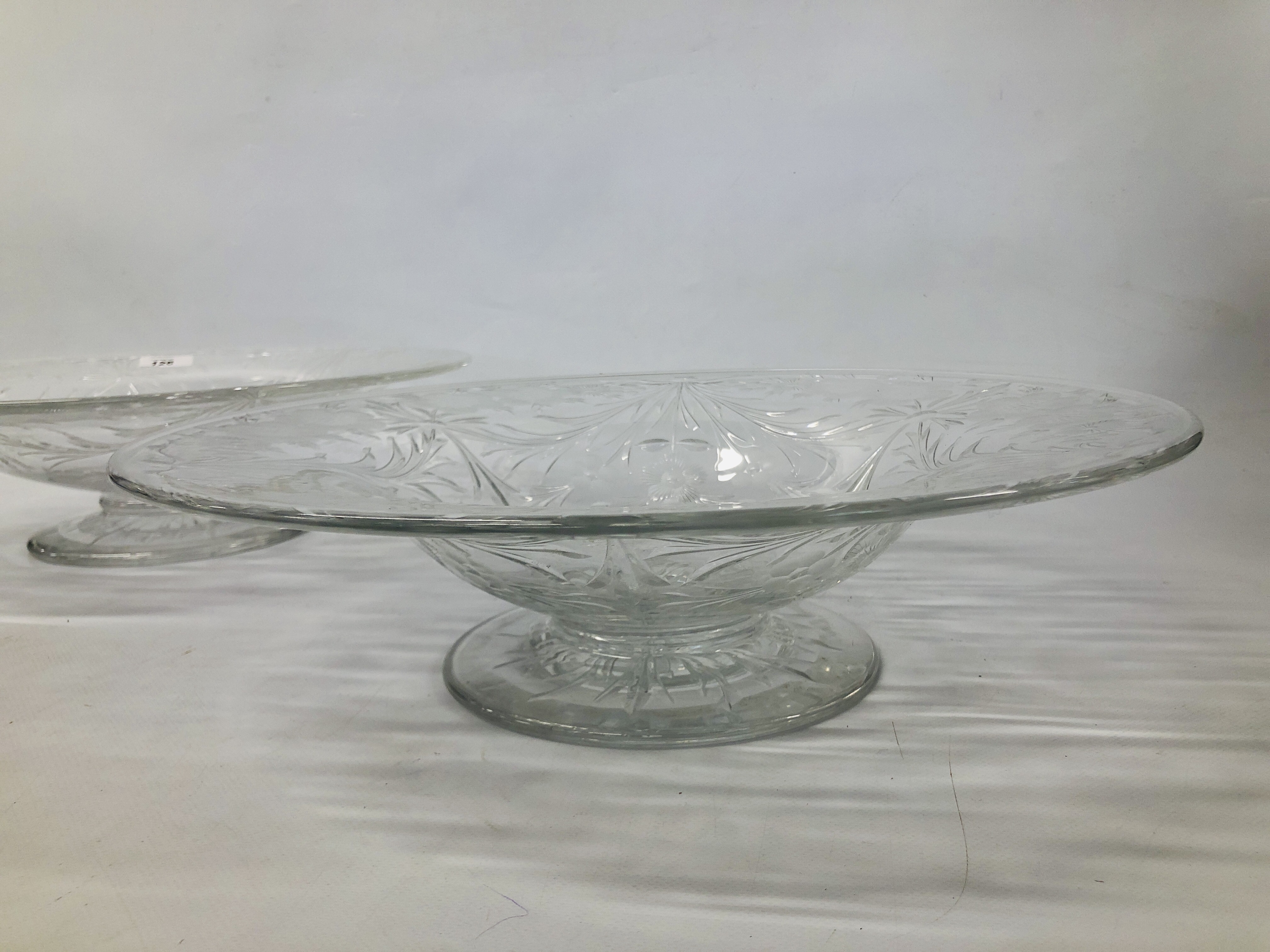 A PAIR OF IMPRESSIVE FOOTED GLASS CENTRE BOWLS WITH FLORAL DESIGNS. - Image 4 of 5