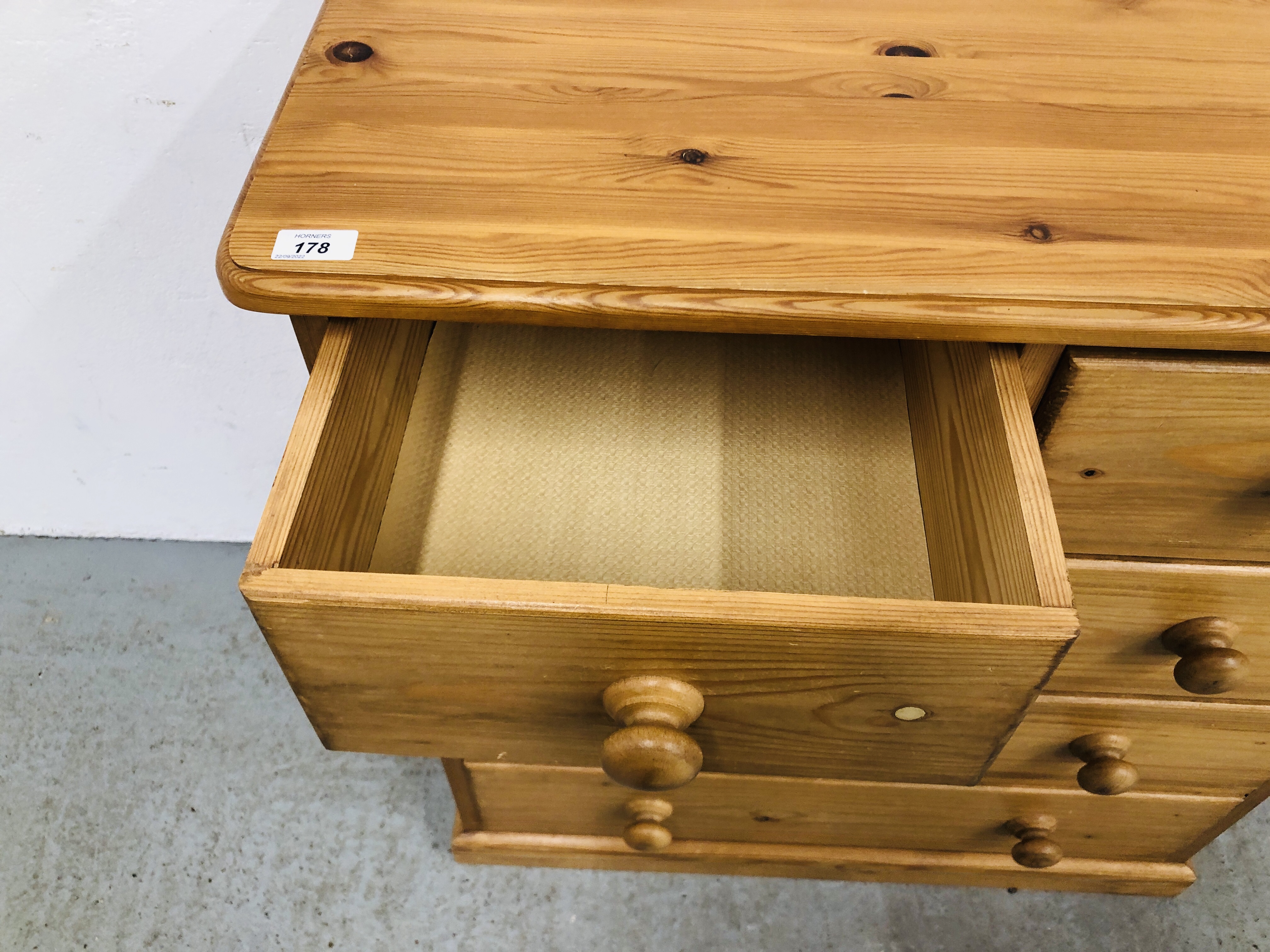 A SMALL SOLID PINE TWO OVER THREE CHEST OF DRAWERS W 82CM, D 42CM, H 86CM. - Image 5 of 6