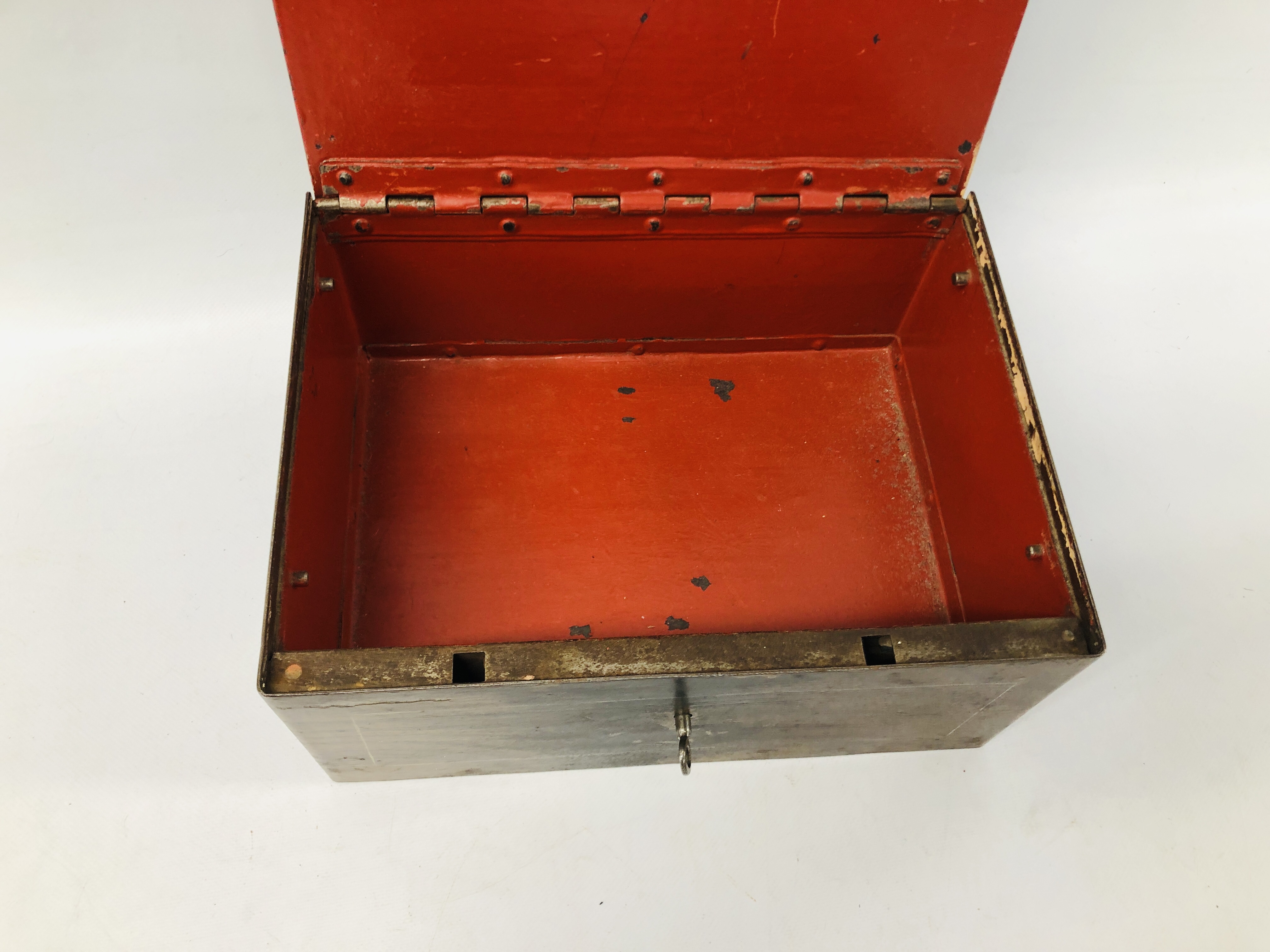 AN ANTIQUE METAL SAFE BOX COMPLETE WITH KEY WIDTH 30CM. DEPTH 23CM. HEIGHT 12CM. - Image 4 of 5