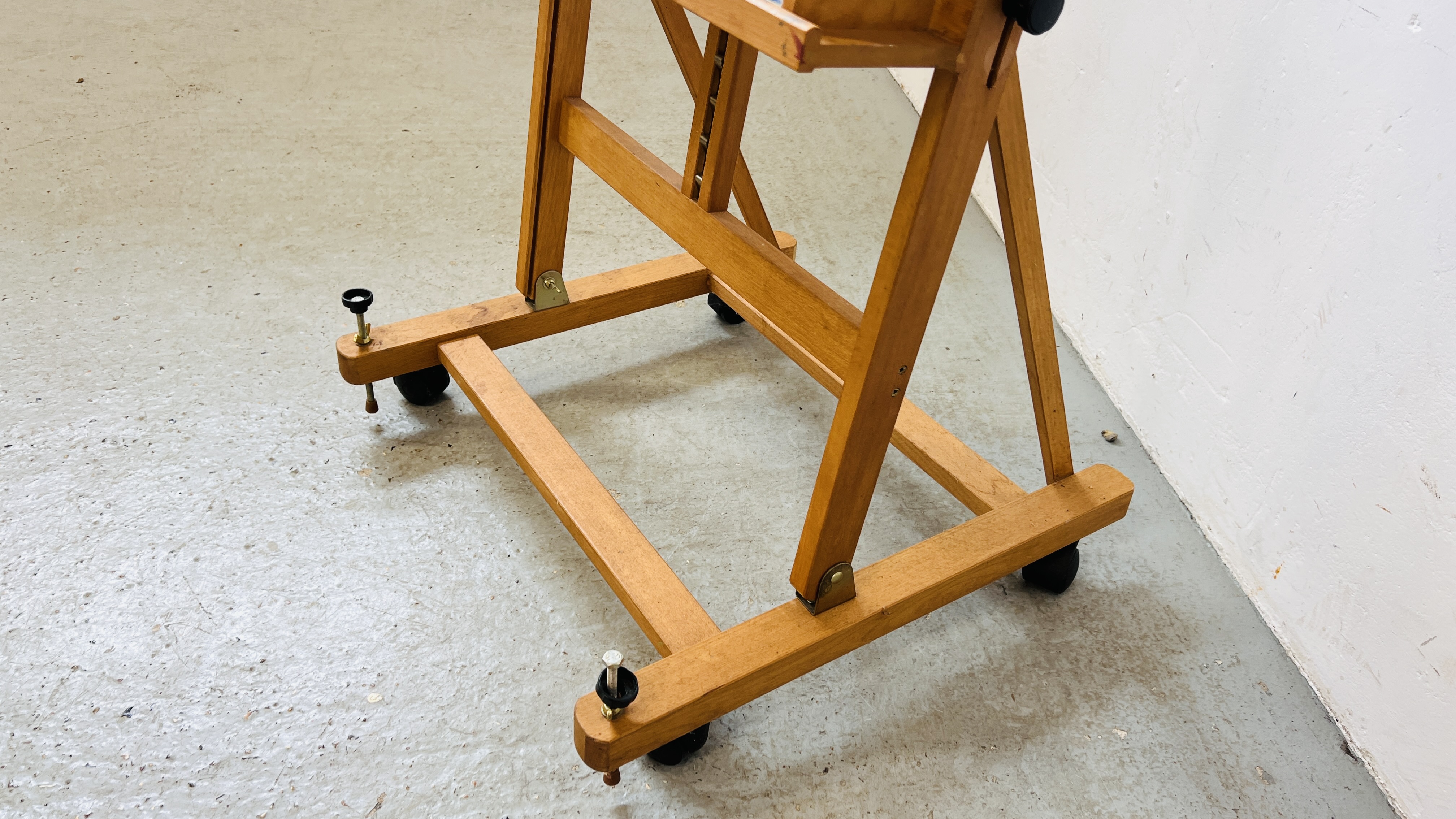 A WINDSOR AND NEWTON LARGE ARTISTS EASEL WITH ADJUSTABLE SHELF AND REVOLVING STOOL - Image 5 of 7