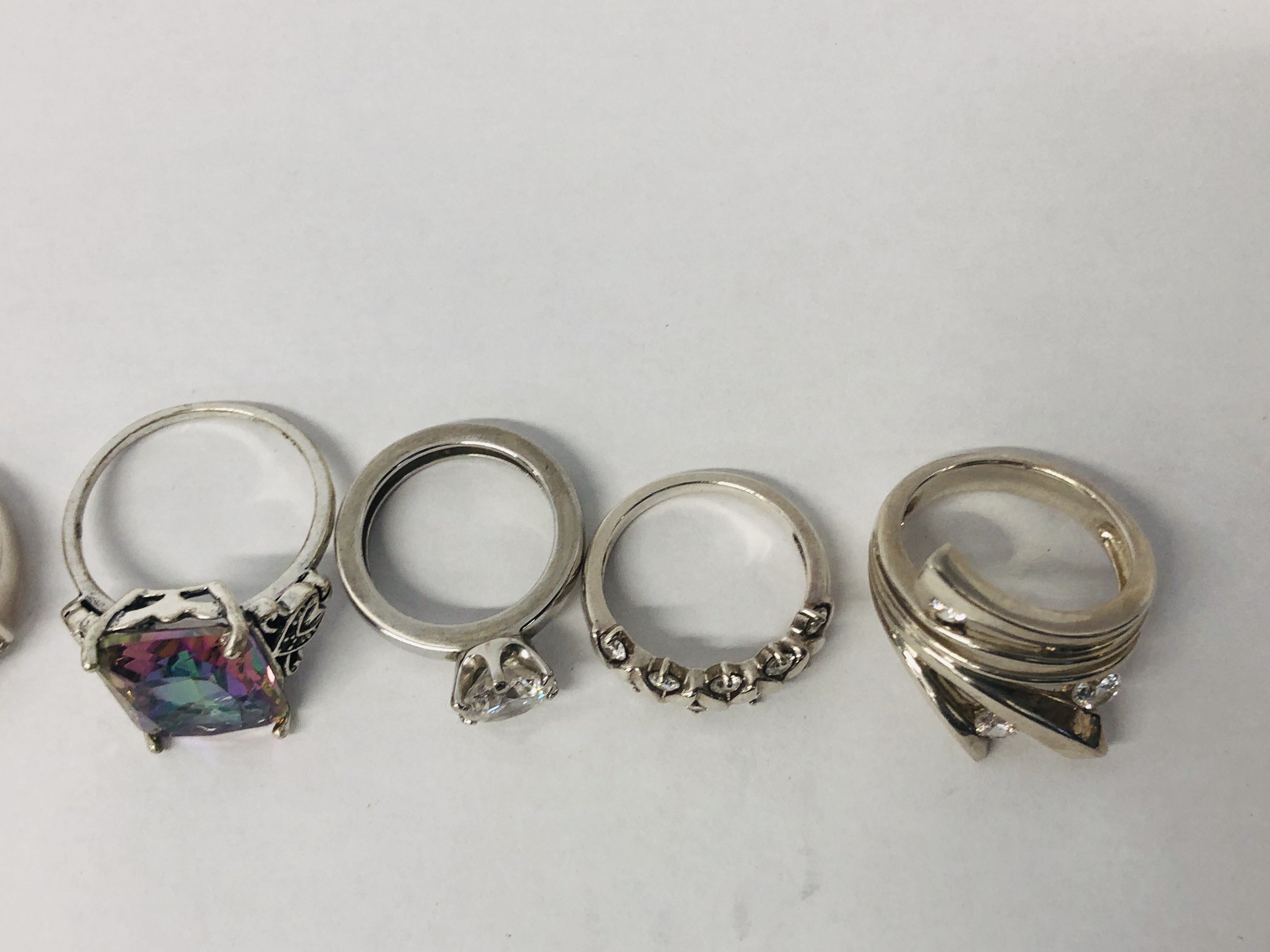 EIGHT ASSORTED DESIGNER SILVER RINGS - Image 6 of 10