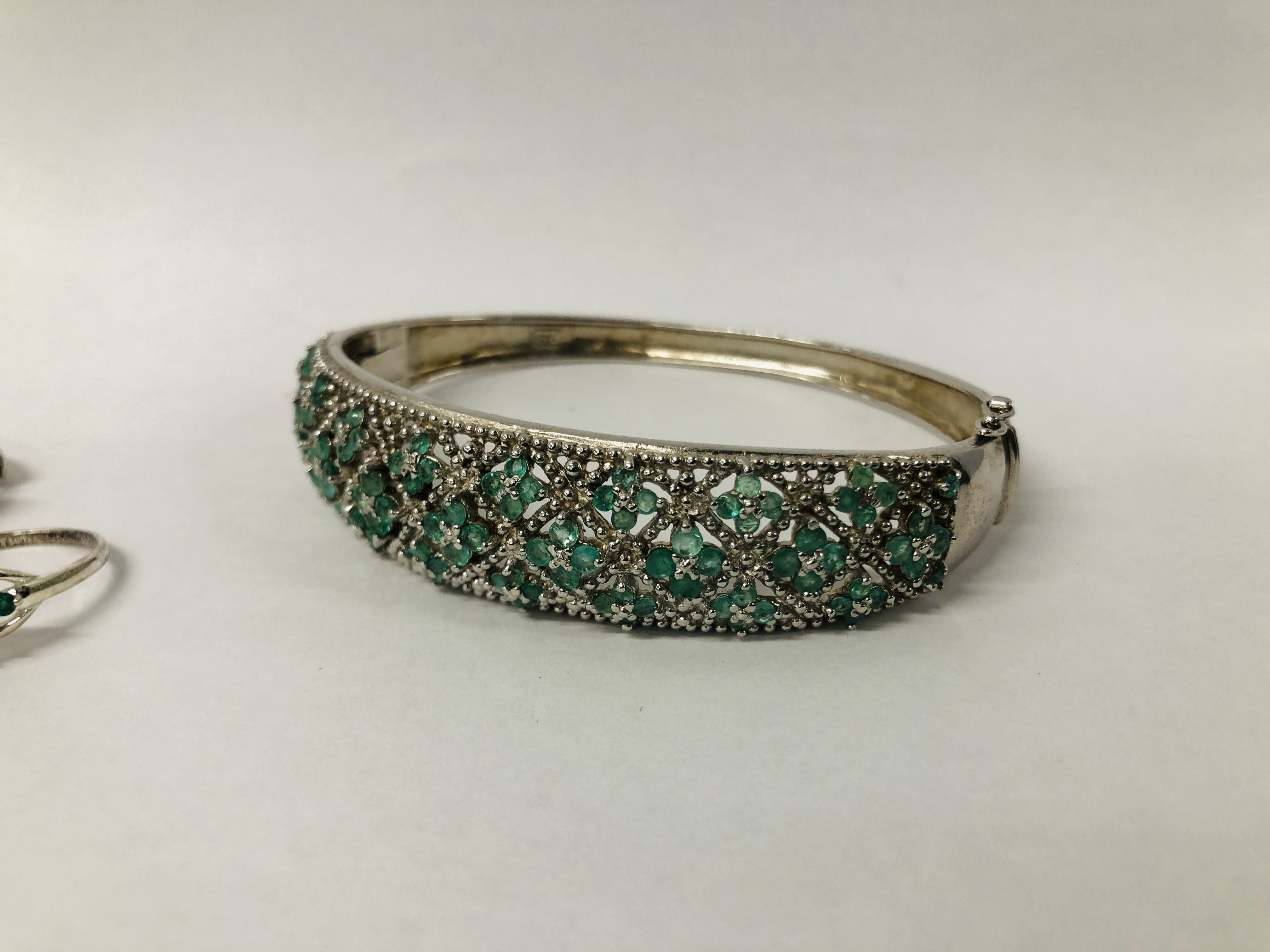 DESIGNER SILVER HINGED BANGLE SET WITH GREEN STONES IN A FLOWER HEAD DESIGN ALONG WITH A PAIR OF - Image 6 of 11