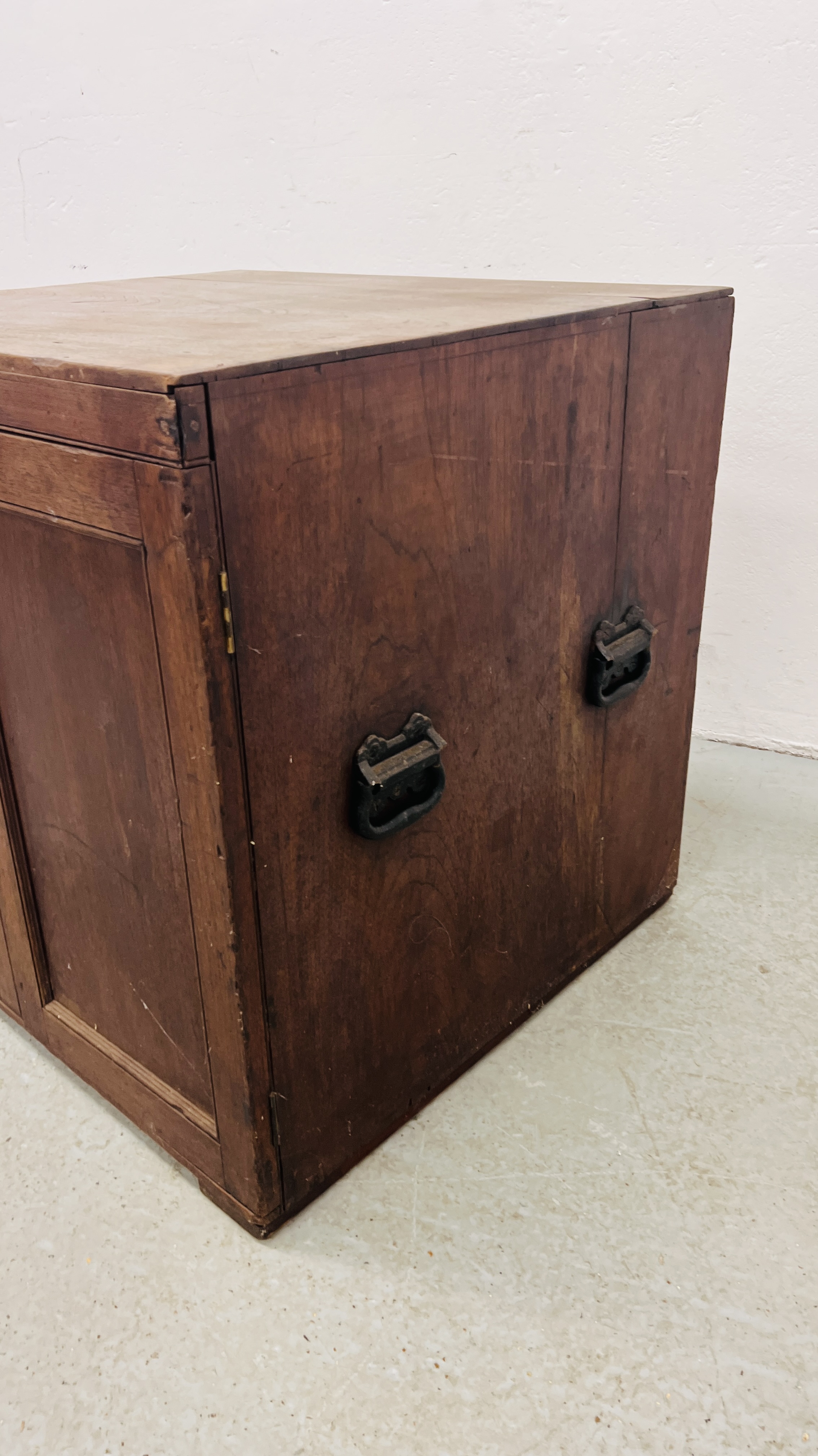 AN ANTIQUE MAHOGANY FOUR DRAWER MAP CHEST WITH TWO DOORS WIDTH 71CM. DEPTH 64CM. HEIGHT 68CM. - Image 5 of 10