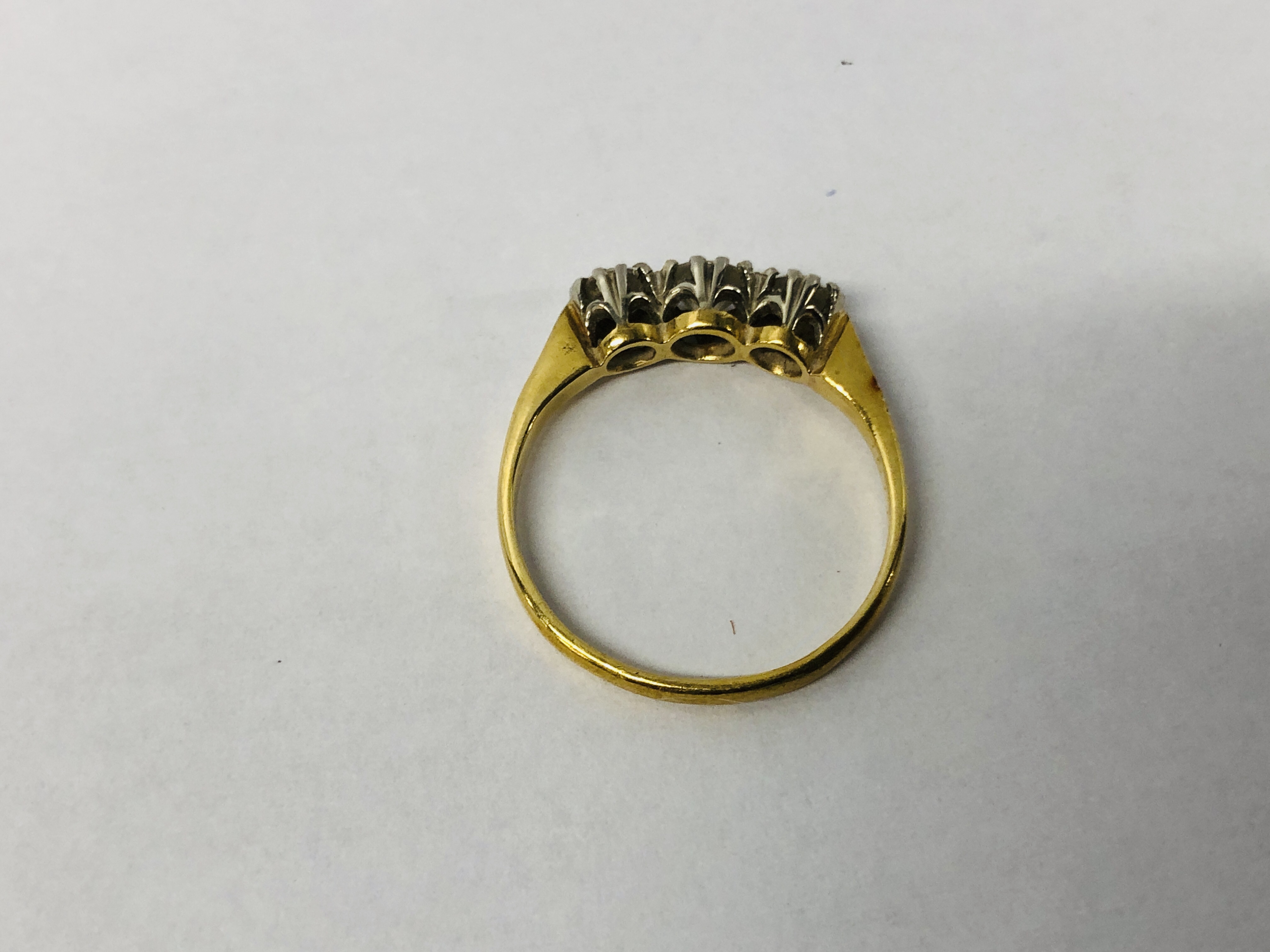 AN 18CT GOLD THREE STONE DIAMOND RING. - Image 4 of 10