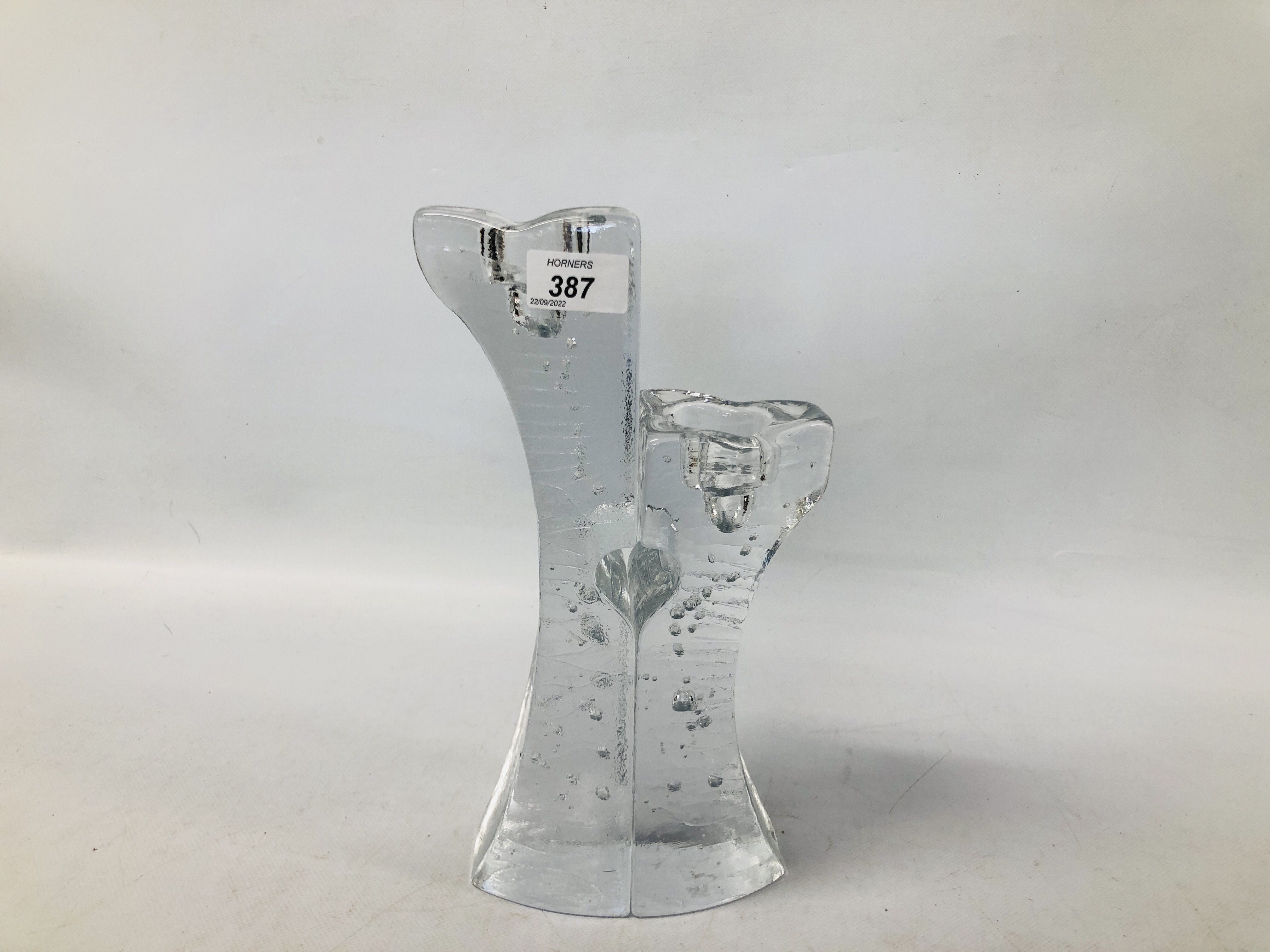 A KIELL ENTMAN "HEARTS ENTWINED" GLASS TEALIGHT SCULPTURE HEIGHT 30CM.