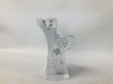 A KIELL ENTMAN "HEARTS ENTWINED" GLASS TEALIGHT SCULPTURE HEIGHT 30CM.