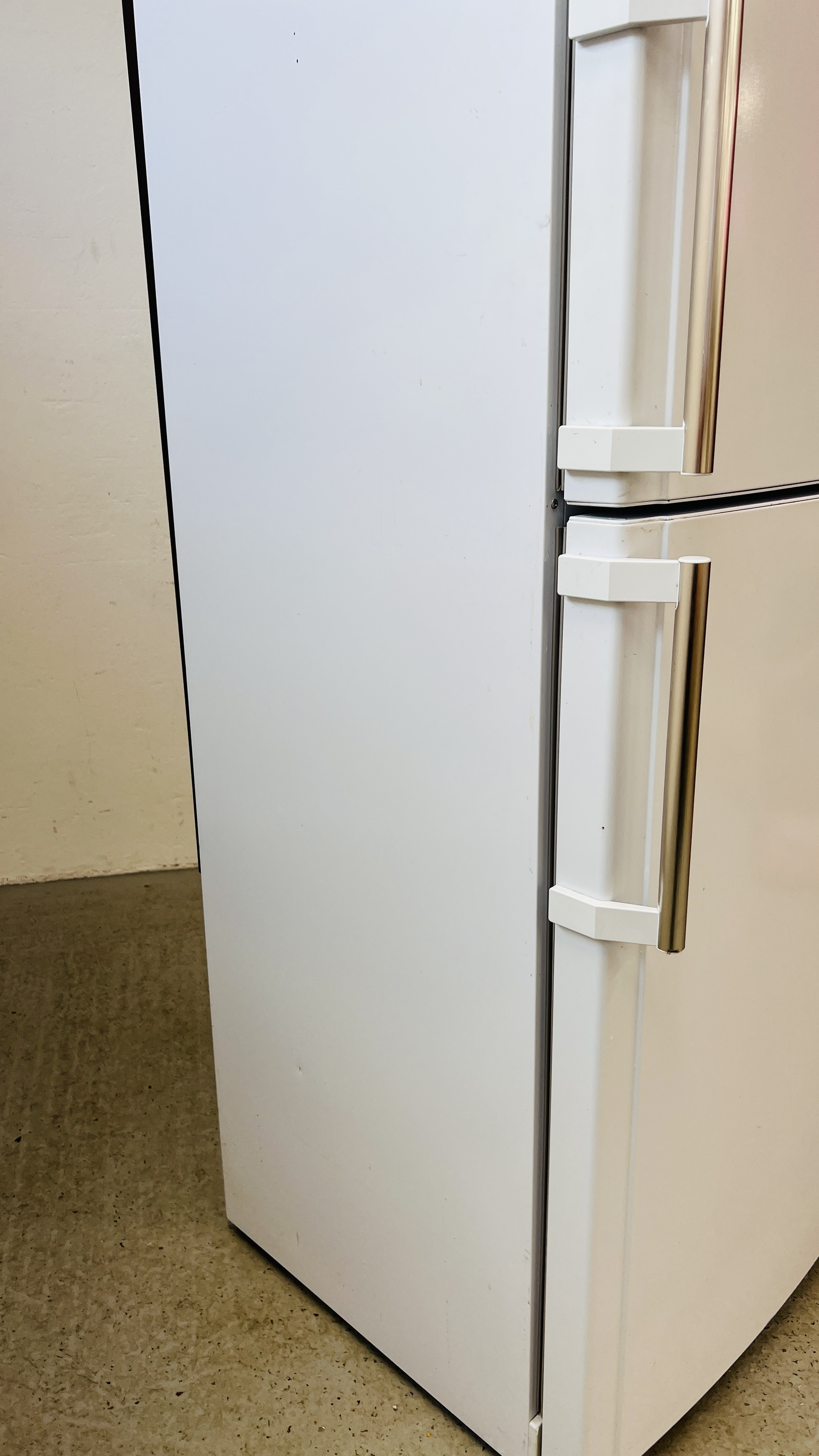 A HOTPOINT FRIDGE FREEZER WITH STAINLESS FINISH HANDLES - SOLD AS SEEN - Image 7 of 10