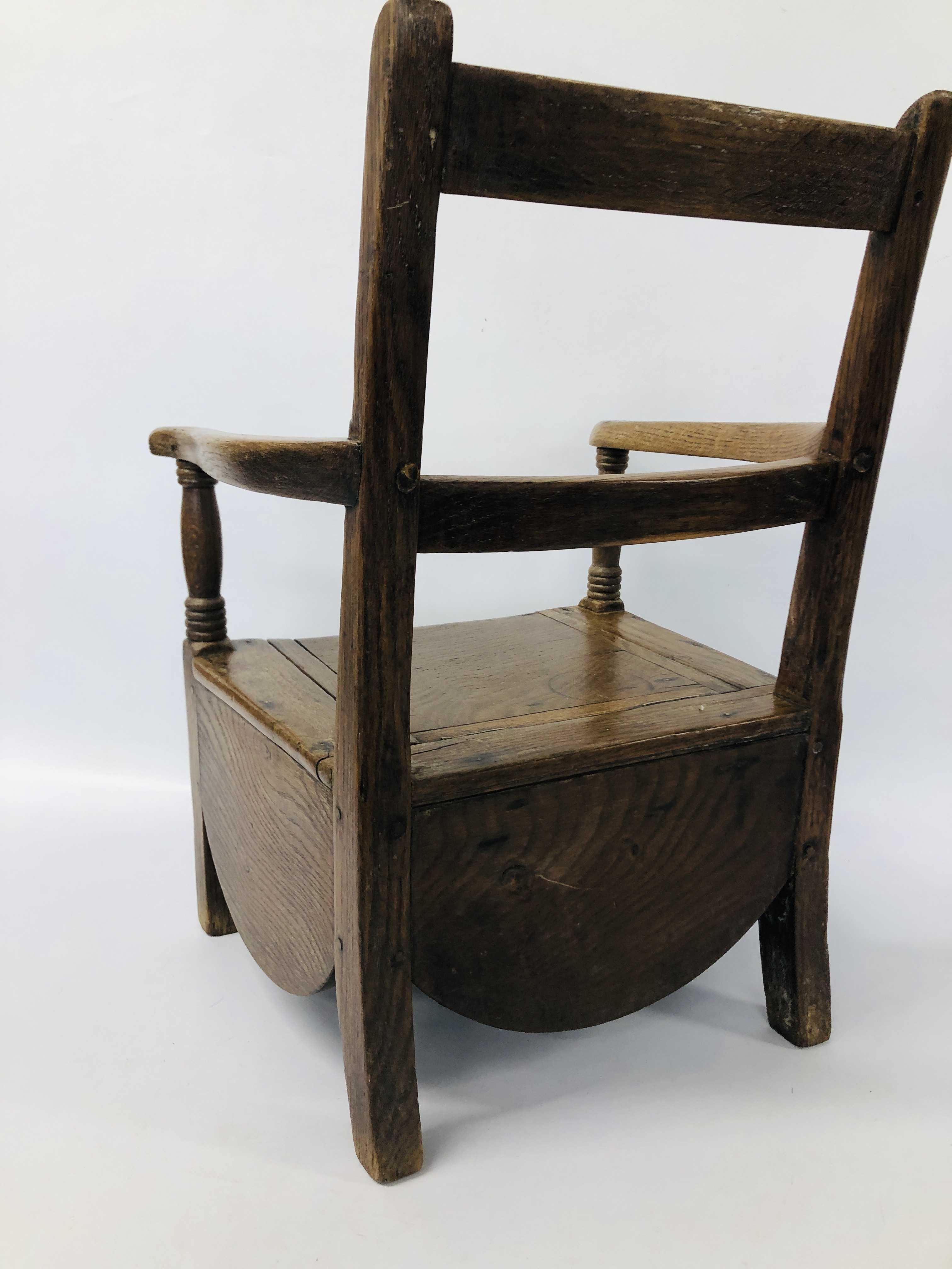 A CHILDS OAK GEORGIAN COMMODE CHAIR - Image 7 of 7